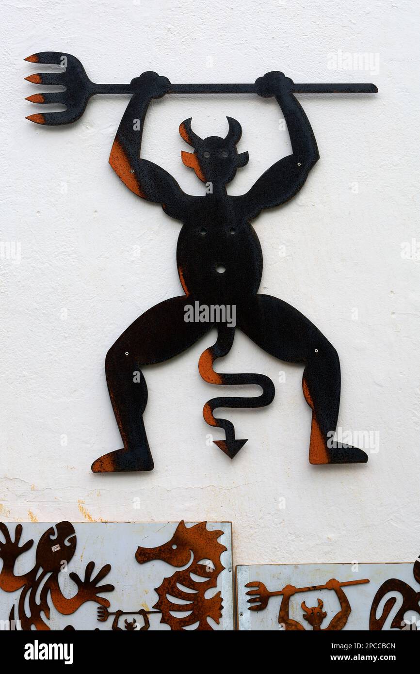 El Diablo Devil initialement conçu par Cesar Manrique, sur le côté d'une boutique à Playa Blanca, Lanzarote, îles Canaries. Pris en mars 2023. cym Banque D'Images