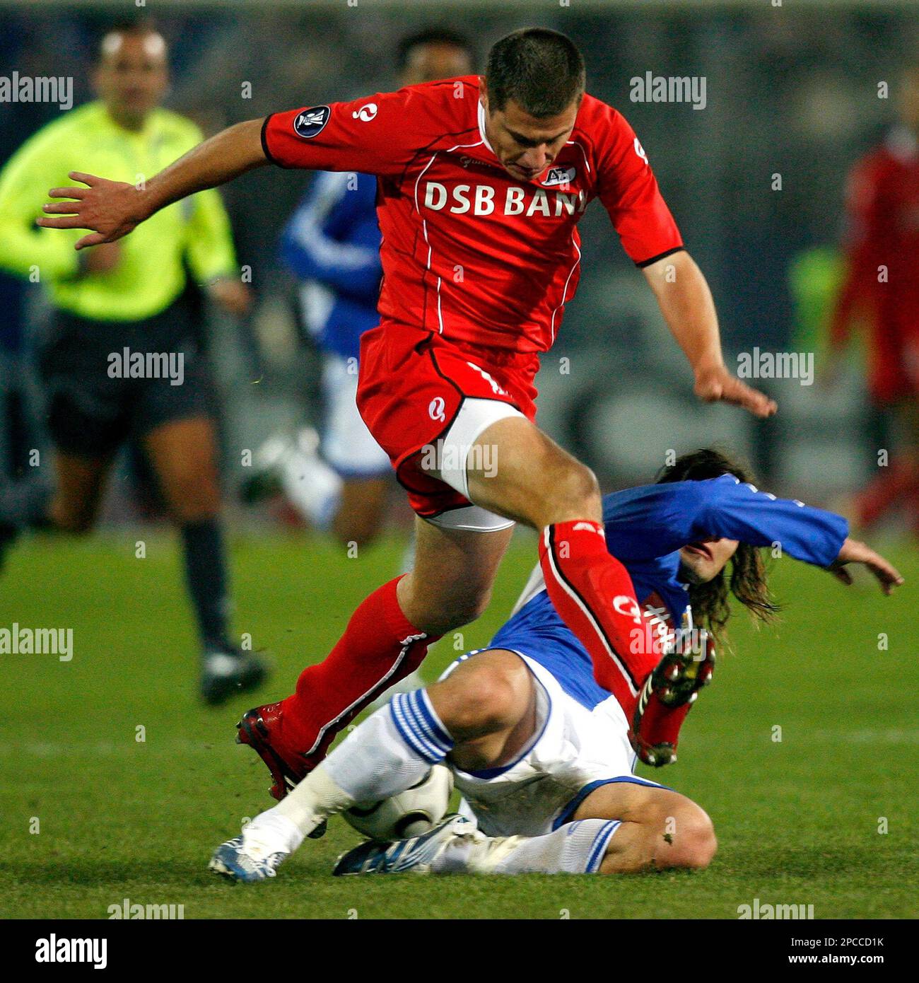 AZ Alkmaar player Danny Koevermans, left, fights for the ball against Grasshopper player Vero Salatic, right, during the UEFA Cup second round, first leg soccer match between Swiss team Grasshopper Club Zurich and Dutch team AZ Alkmaar in Zurich, Switzerland, Thursday, Nov.2, 2006. Alkmaar won the game 2-5. (AP Photo/Keystone, Alessandro Della Bella) Banque D'Images