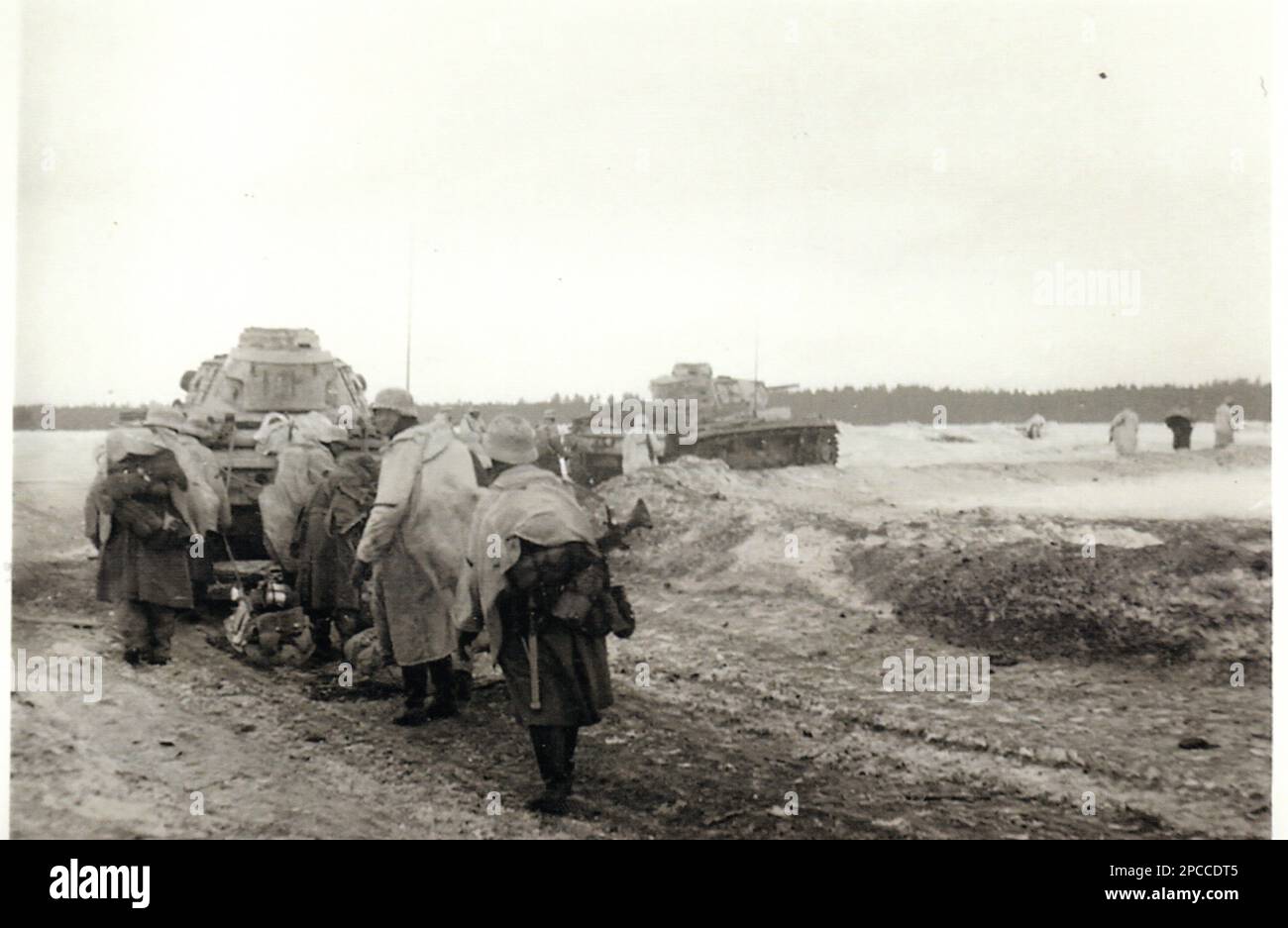 Photo B&W de la Seconde Guerre mondiale les troupes et les chars allemands avancent sur le front russe pendant l'hiver 1941/42 Banque D'Images