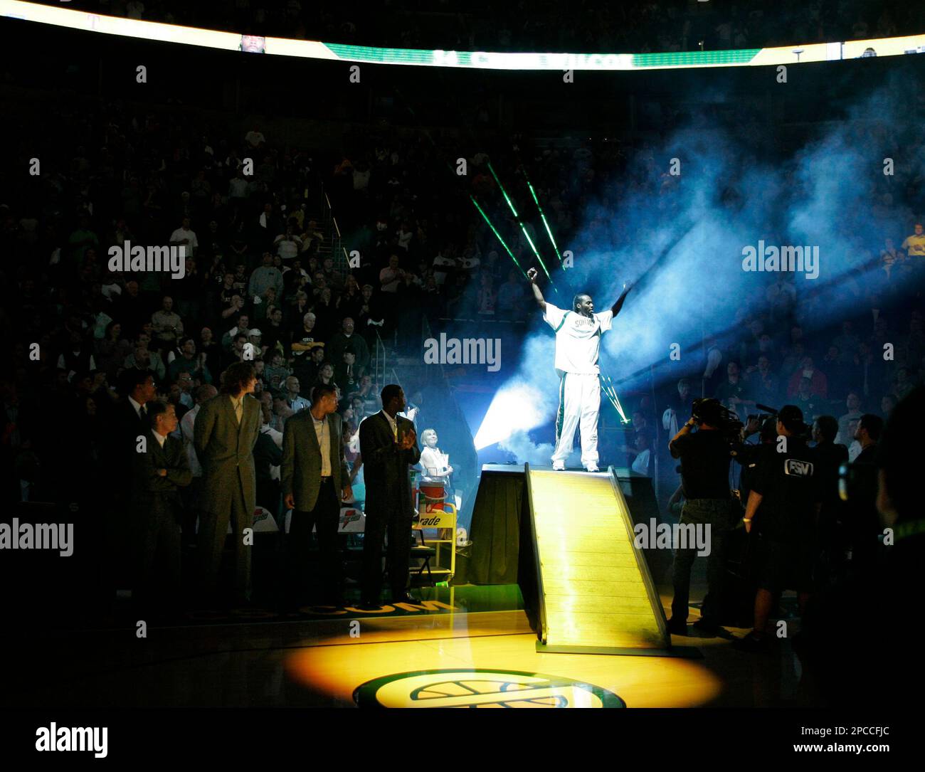 Seattle SuperSonics forward Chris Wilcox is introduced at Key Arena Wednesday, Nov. 1, 2006 prior to the Sonics season opener against the Portland Trail Blazers in an NBA basketball game in Seattle. (AP Photo/Ted S. Warren) Banque D'Images
