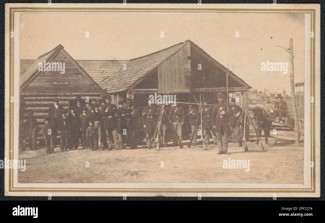 Soldats de l'Union non identifiés en uniforme avec des hommes et des garçons civils au siège de la Garde de l'Union Provost, caserne de Newport, Caroline du Nord. Collection de photos de la guerre civile de la famille Liljenquist , pp/papier liljpaper. États-Unis, Army, People, 1860-1870, États-Unis, Armée, installations, Caroline du Nord, Newport, 1860-1870, Soldats, Union, 1860-1870, uniformes militaires, Union, 1860-1870, quartier général militaire, Union, Caroline du Nord, Newport, 1860-1870, États-Unis, Histoire, Guerre civile, 1861-1865, Personnel militaire, Union, États-Unis, Histoire, Guerre civile, 1861-1865, installations militaires, Union, Nort Banque D'Images