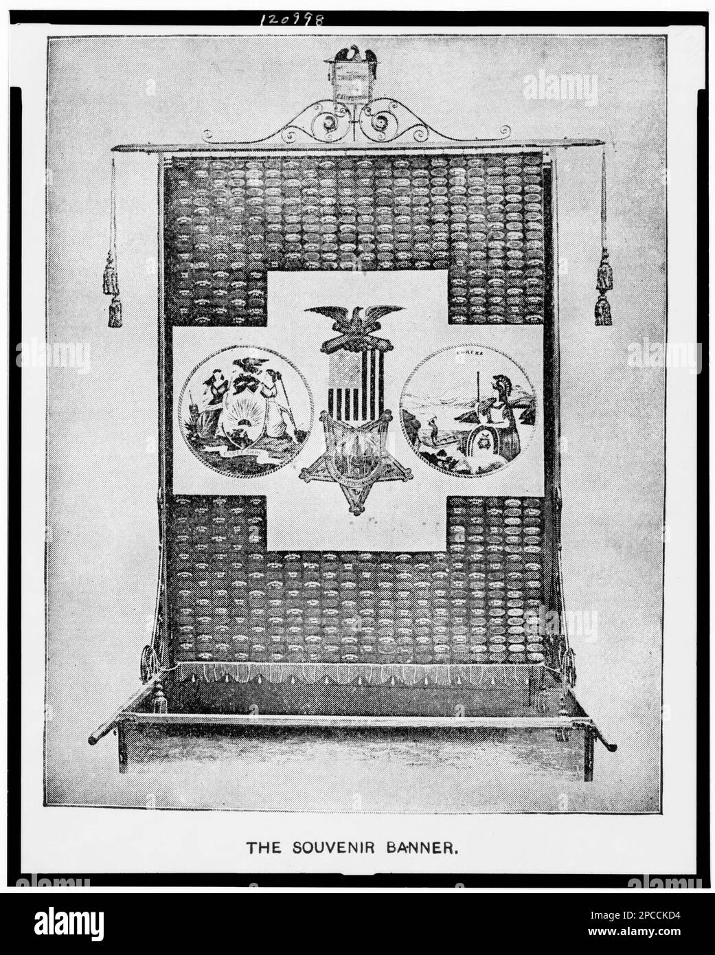 La bannière souvenir. Illus. Dans : souvenir, présenté par le département de New York, au département de Californie, Grande Armée de la République, au campement national, San Francisco, Cal, août 1886, P. 1, droits d'auteur de Grand Army Publishing Co. Grande Armée de la République, Département de Californie, 1880-1890, Grande Armée de la République, Département de New York, 1880-1890, bannières, 1880-1890, États-Unis, Histoire, Guerre civile, 1861-1865, commémoration. Banque D'Images