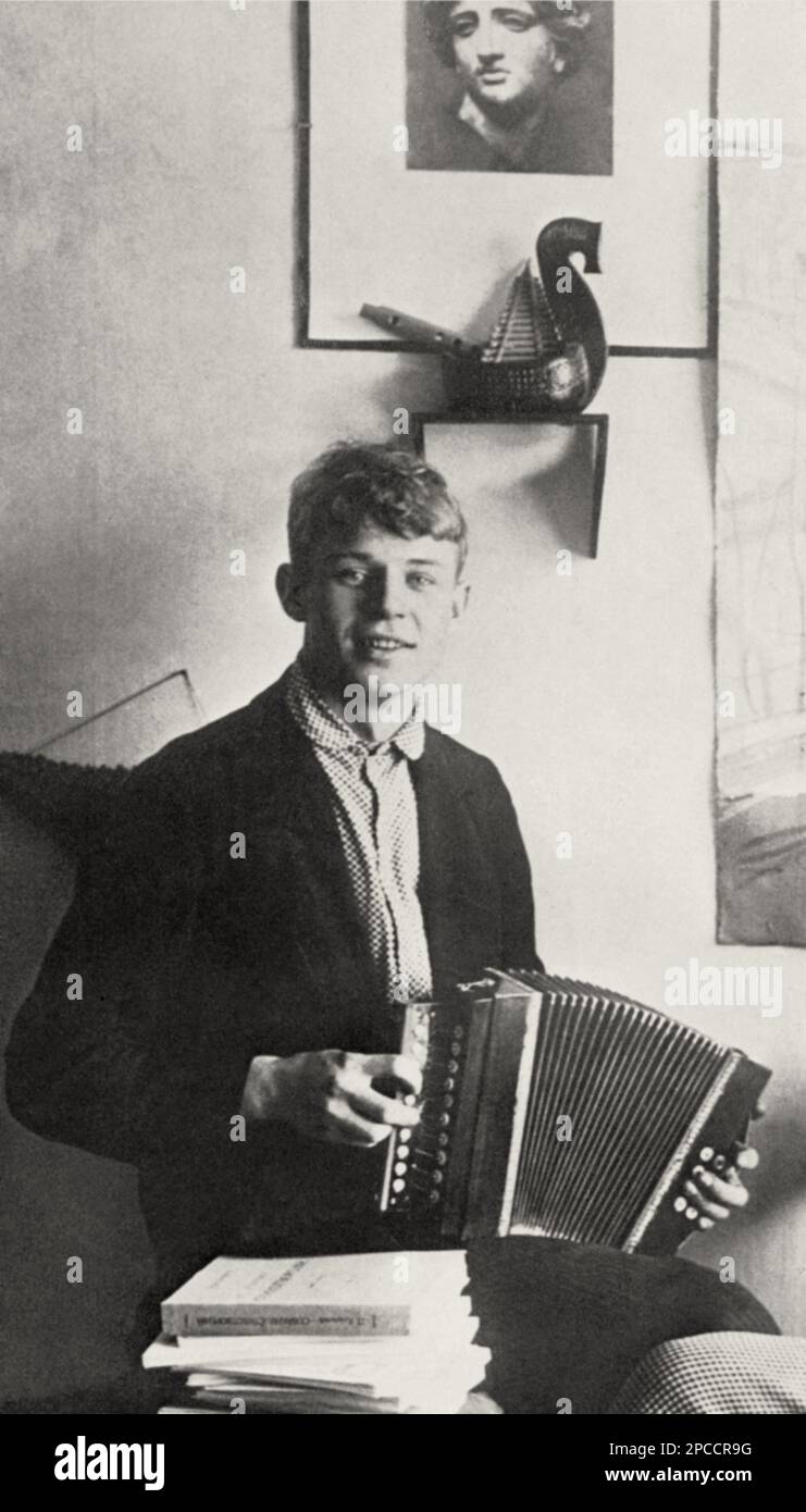 1914 , RUSSIE : le poète gays russe Sergei Esenin ( 1895 - 1925 ) , plus tard marié en 1922 avec la danseuse révolutionnaire américaine ISADORA DUNCAN ( 1878 - 1927 ). - DANSE - DANZA - ballerina - rivoluzionaria - avanguardia - avantgarde - DANZA LIBERA - BALLETTO - TEATRO - POESIA - POETA - POETA - POÉSIE - Yesenin - Jesenin - BALLERINA - DANSEUSE - DIVA - DIVINA - AVANGUARDIA - THÉÂTRE - THÉÂTRE - THÉÂTRE - modernismo - modermo - modernisme - modernisme - moderne Suicide - suicida --- Archivio GBB Banque D'Images