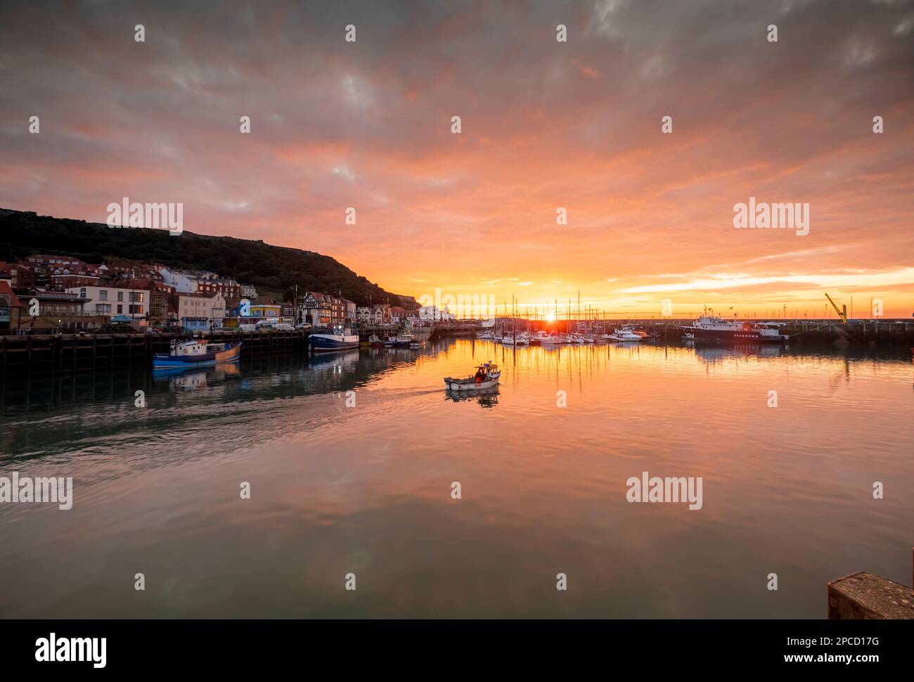 Un bateau de pêche part tôt le matin pour une journée ou pêche au port de Scarborough dans le North Yorkshire Banque D'Images