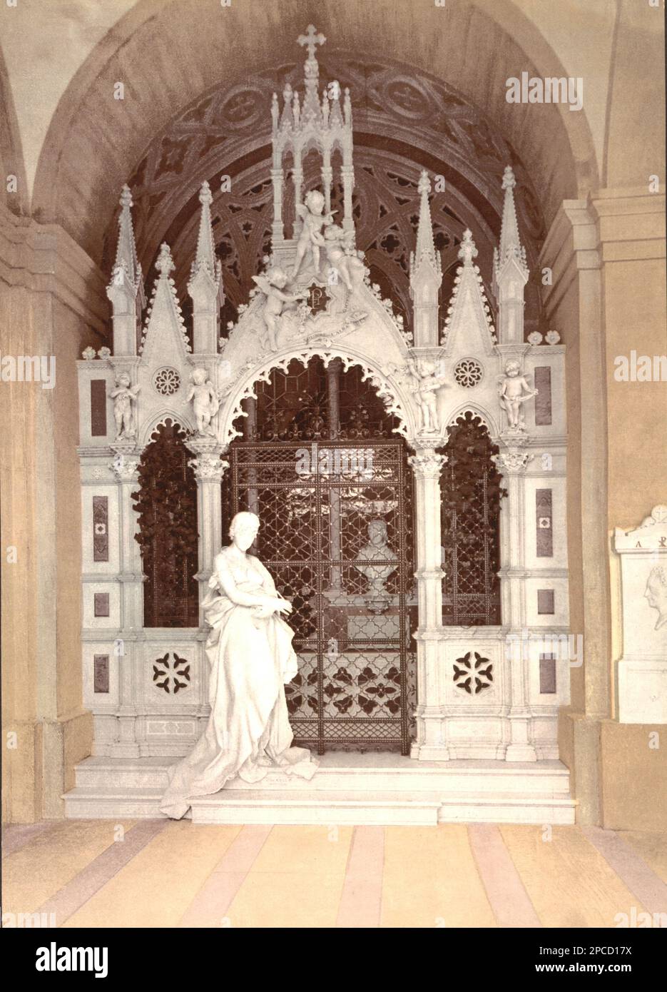 1905 environ , GENOVA, ITALIE : Une tombe familiale à Camposanto di STAGLIENO . Couleurs d'impression Photochrome éditées par Detroit Publishing Co. - GÊNES - LIGURIE - ITALIA - FOTO STORICHE - HISTOIRE - GEOGRAFIA - GÉOGRAPHIE - ARCHITETURA - ARCHITECTURE - - CIMITERO - CAMPO SANTO - CEMENTERY - CIMETIÈRE - ARTS - ARTE - STILE NEOGOTICO - STYLE NÉO-GOTHIQUE - COFFRE FUNÉRAIRE - TOMBA - TOMBE - TOMBEAU -- -- Archivio GBB Banque D'Images