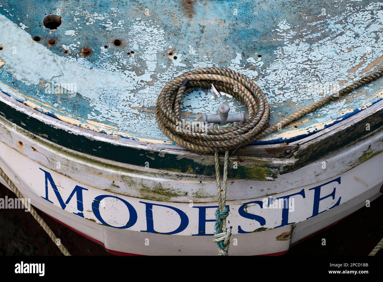 L'ancien arc d'un vieux bateau de pêche dans le port de Scarborough Banque D'Images