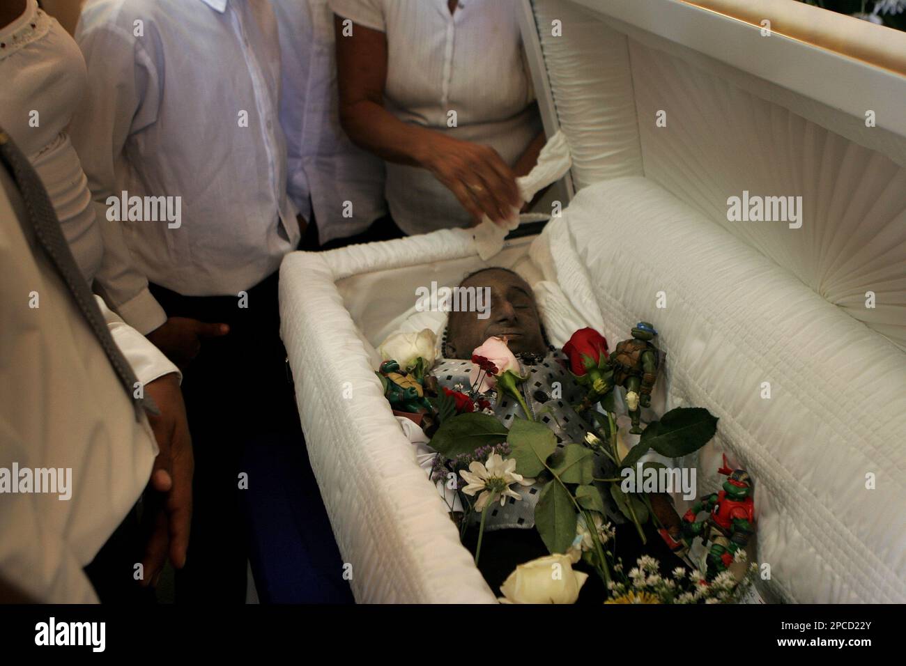 Relatives of actor Nelson de la Rosa, believed to be one of the world's smallest men, attend his wake in Santo Domingo, Dominican Republic, Saturday, Oct. 28, 2006. De la Rosa, 38, a 2-foot-4 actor and ubiquitous good-luck charm for the Boston Red Sox during their 2004 World Series run, died of unknown causes in a Providence, R.I., hospital early Sunday, Oct. 21, said his agent, Andres Duran. (AP Photo/Ramon Espinosa) Banque D'Images