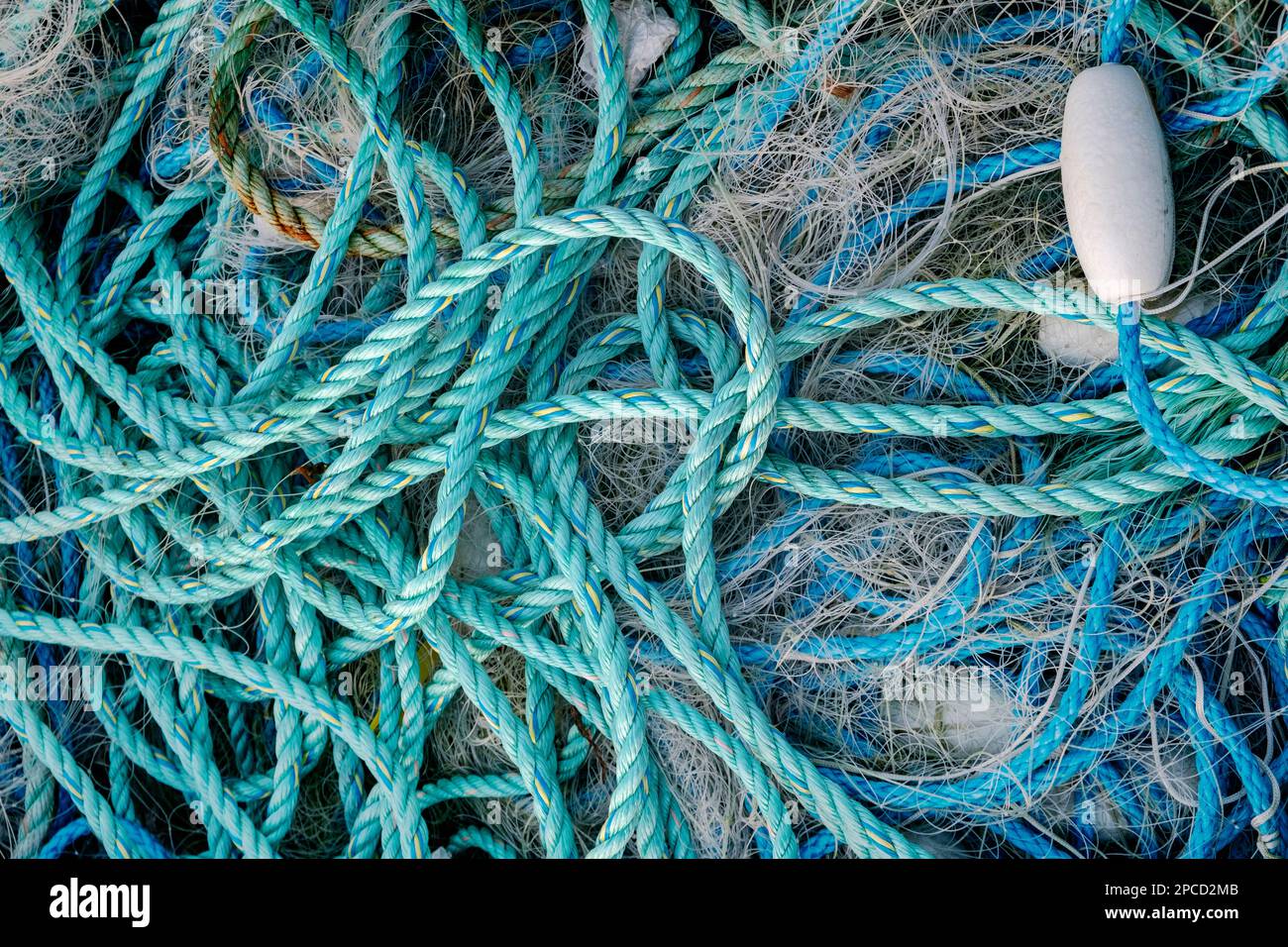 Vieille pile de cordes de pêche dans le port de Scarborough Banque D'Images