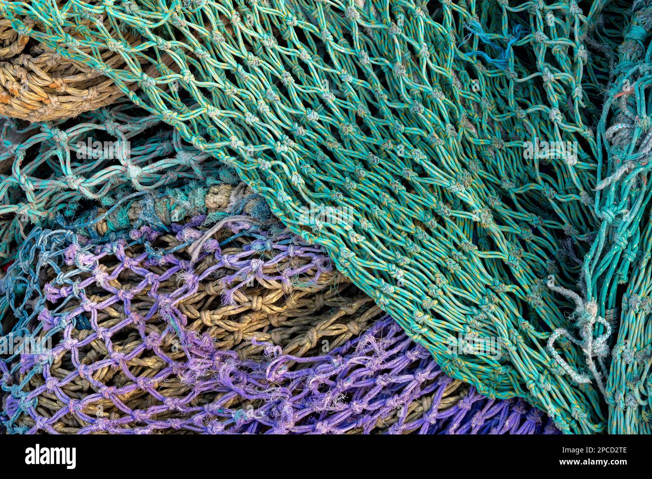Vieille pile de cordes de pêche colorées dans le port de Scarborough Banque D'Images