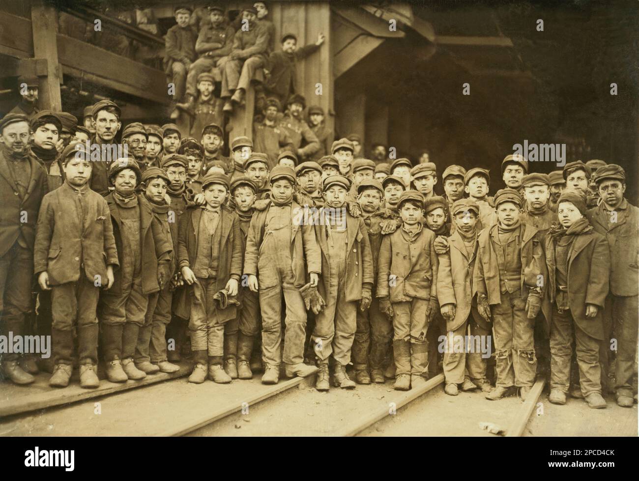 1911 , janvier, South Pittston , Pennsylvanie , États-Unis :Breaker Boys travaillant à Ewen Breaker of Pennsylvania Coal Co Mines de charbon . D'une série de photographies du travail des enfants aux États-Unis, pour le Comité national du travail des enfants , New York. Photo prise par le célèbre photographe et sociologue américain LEWIS HINE ( 1874 - 1940 ). Hine a utilisé son appareil photo comme outil de réforme sociale. - BAMBINI - MINIERA DI CARBONE - MINIERE - MINATORI - MINATORE - MINEURS - LAVORATORI - BAMBINO - TRAVAILLEURS POUR ENFANTS - USINE - ENFANCE - INKANZIA - LAVORO MINORILE - LAVORO - TRAVAIL - LAVORATORE - TRAVAILLEUR - OPERAIO Banque D'Images