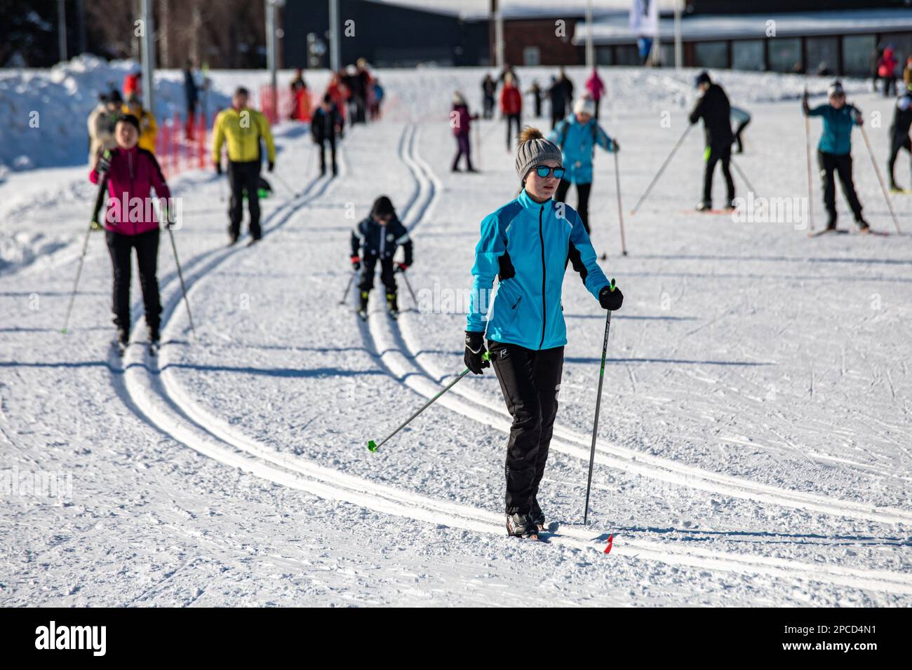 Ski de fond sur la piste de ski de Paloheinä lors d'une journée d'hiver ensoleillée à Helsinki, en Finlande Banque D'Images