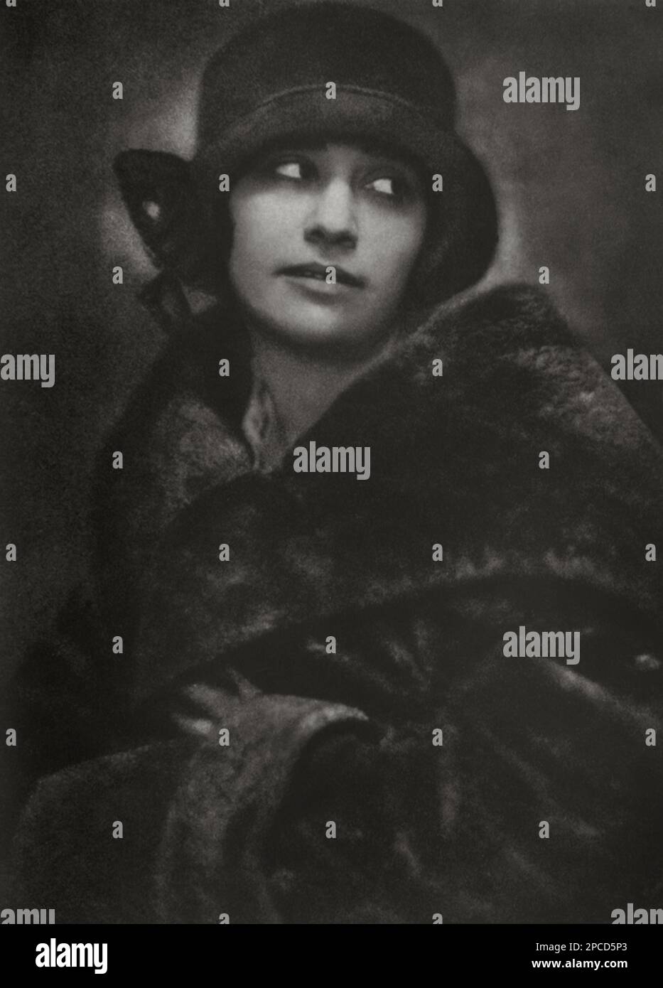 1825 CA, AUTRICHE : la célèbre soprano afro-autrichienne FRITZI JOKL ( 1895 - 1974 ) . - CANTANTE LIRICA - OPÉRA - MUSICA CLASSICA - classique - Théâtre - teatro - portrait - ritrato - corona - couronne - diadema - bracciale - braccialetto - bracelet - bijoux - bijoux - THÉÂTRE - THÉÂTRE - TEATRO - OPERA LIRICA - cantante lirica - classica - classique - DIVA - DIVINA - ANNI VENTI - 20's - '20 - mode - moda - HISTOIRE - Amadeus Mozart ---- Archivio GBB Banque D'Images