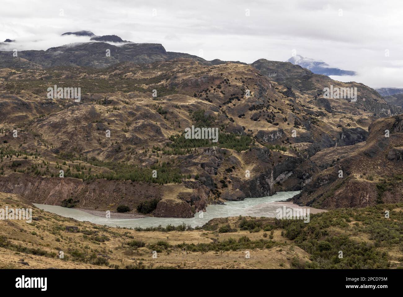 Confluent de la rivière Baker et de la rivière Chacabuco dans la partie chilienne de Patagonie - vue naturelle le long de la Carretera Austral Banque D'Images