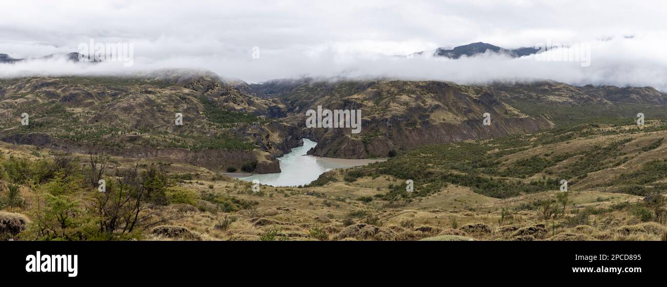 Confluent de la rivière Baker et de la rivière Chacabuco dans la partie chilienne de Patagonie - vue naturelle le long de la Carretera Austral Banque D'Images