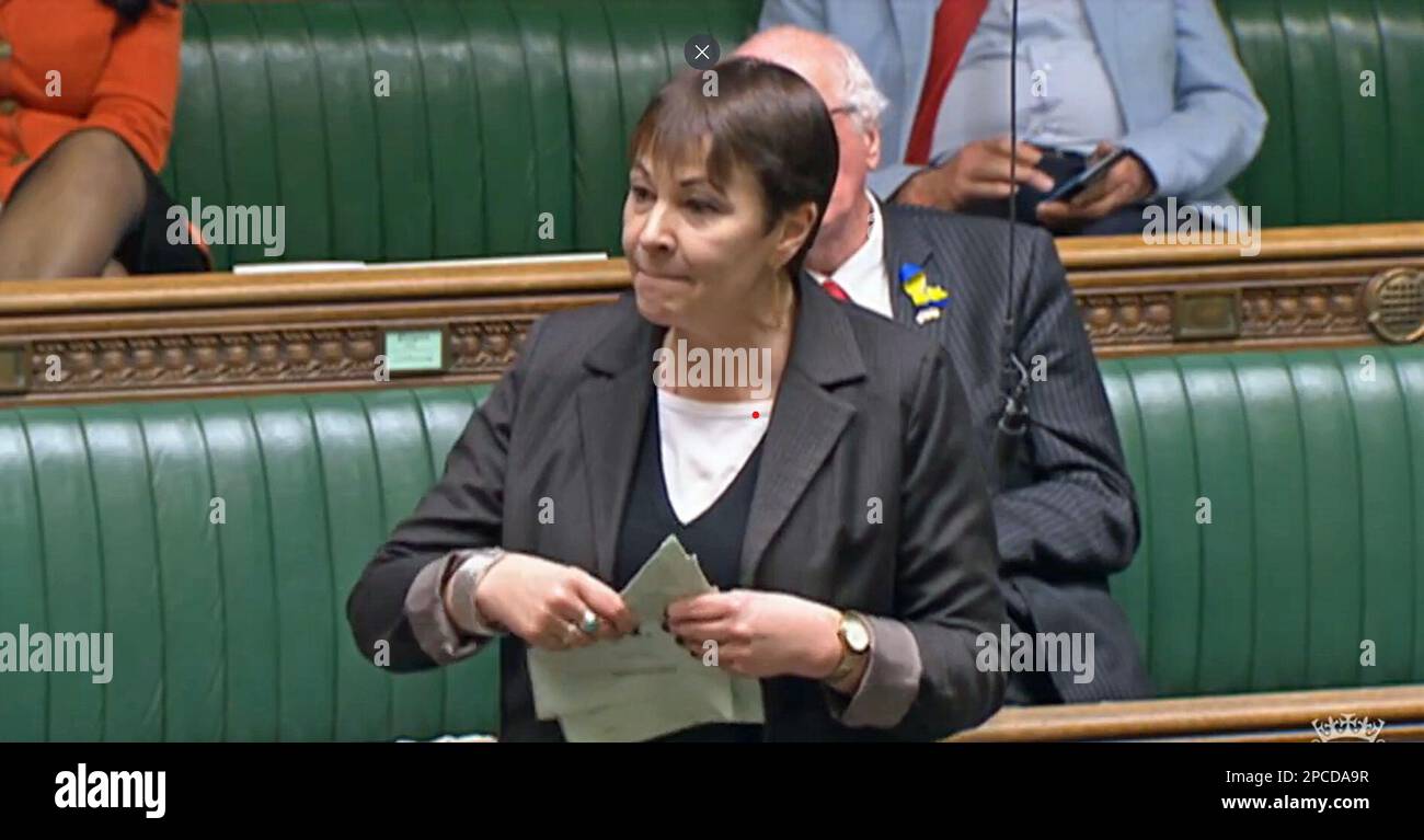 Caroline Lucas, députée du Parti vert, termine son discours à l'étape de la deuxième lecture du projet de loi sur la migration illégale à la Chambre des communes, à Londres, en déchirant son exemplaire du projet de loi. Date de la photo: Lundi 13 mars 2023. Banque D'Images