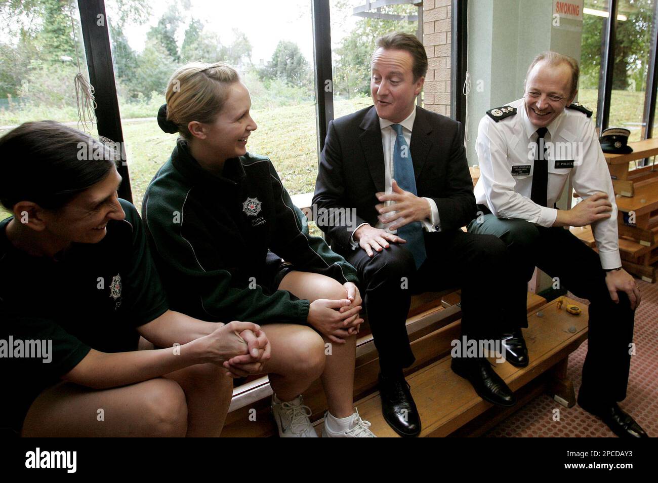 David Cameron leader of the Conservative Party speaks meets PSNI recruits, Claire Caughan, left, and Frances Murphy along with the Chief Constable of the Police service of Northern Ireland Hugh Orde at the PSNI training centre in Belfast, Northern Ireland, Thursday, Oct. 26, 2006. (AP Photo/Peter Morrison) Banque D'Images