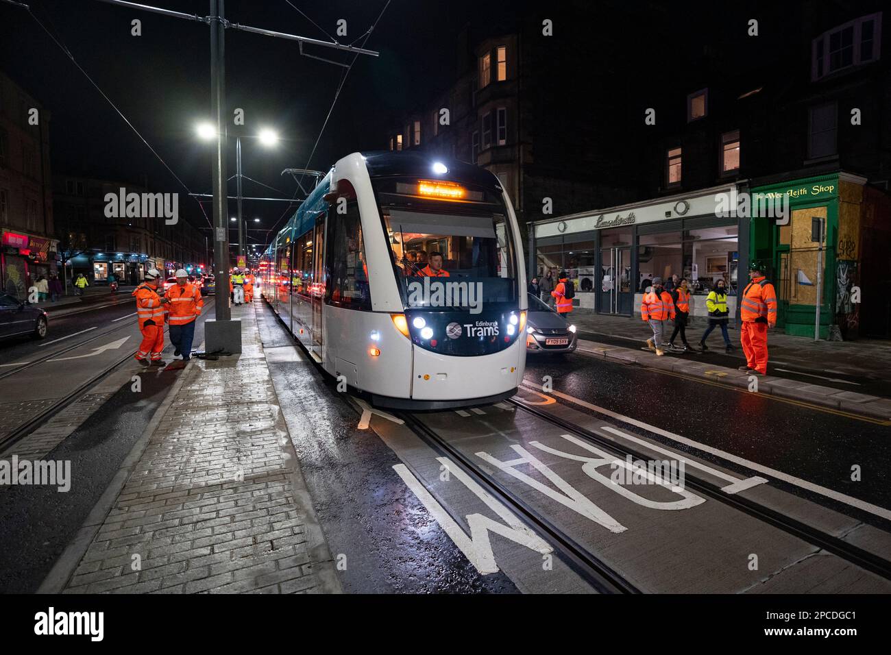 Édimbourg, Écosse, Royaume-Uni. 13 mars 2023. Le premier tramway sur les nouveaux tramways pour le projet Newhaven à Édimbourg a commencé ce soir un essai à partir de Picardie place et se terminant à Newhaven. L'équipe d'ingénierie du projet a surveillé les performances du tramway sur la nouvelle ligne à un rythme de marche. Credit; Iain Masterton/Alay Live News Banque D'Images