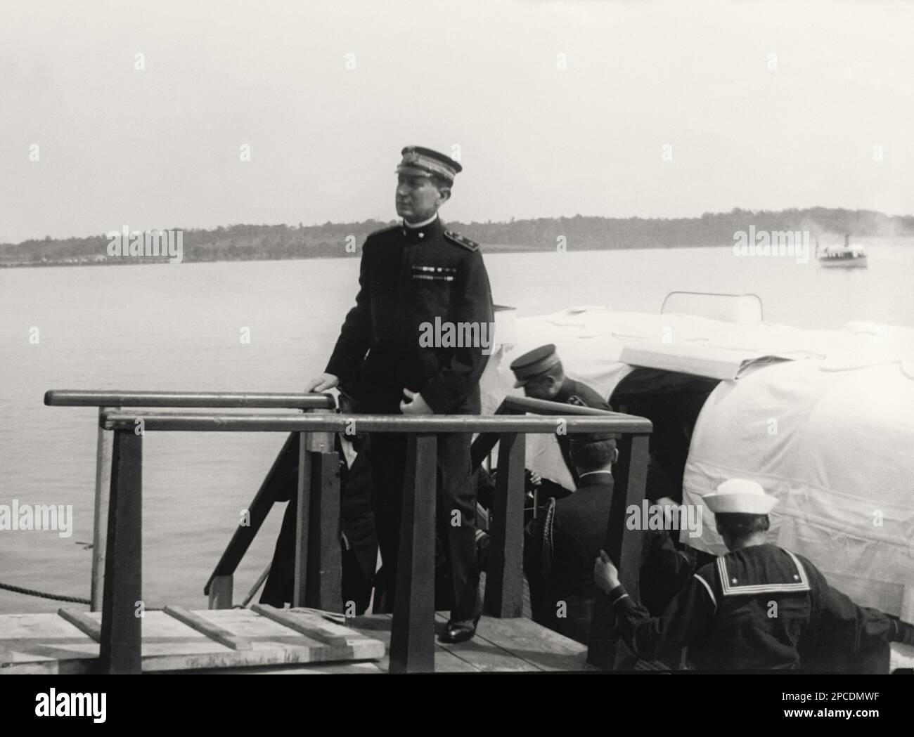 1917 , Etats-Unis : le scientifique italien GUGLIELMO MARCONI ( 1874 - 1937 ) en uniforme militaire Italien Commissar aux Etats-Unis quittant le bateau . Photo de Harris & Ewing , Washington DC . Prix NOBEL de PHYSIQUE 1909 , sénateur d'Italie de 1914 , président du CNR ( Centro Nazionale Ricerche ) de 1928 et fasciste Accademia d'Italia de 1930 . - TELEGRAFO - SCIENZIATO - FISICA - premio - onde radio - collet - colletto - cravatta - cravate - portrait - ritratto - INVENTORE - INVENZIONE - invention - chapeau - cappello - uniforme divisa militare - WWI - WOLD WAR I - GRANDE GUERRE - GRANDE GUERRA - Banque D'Images