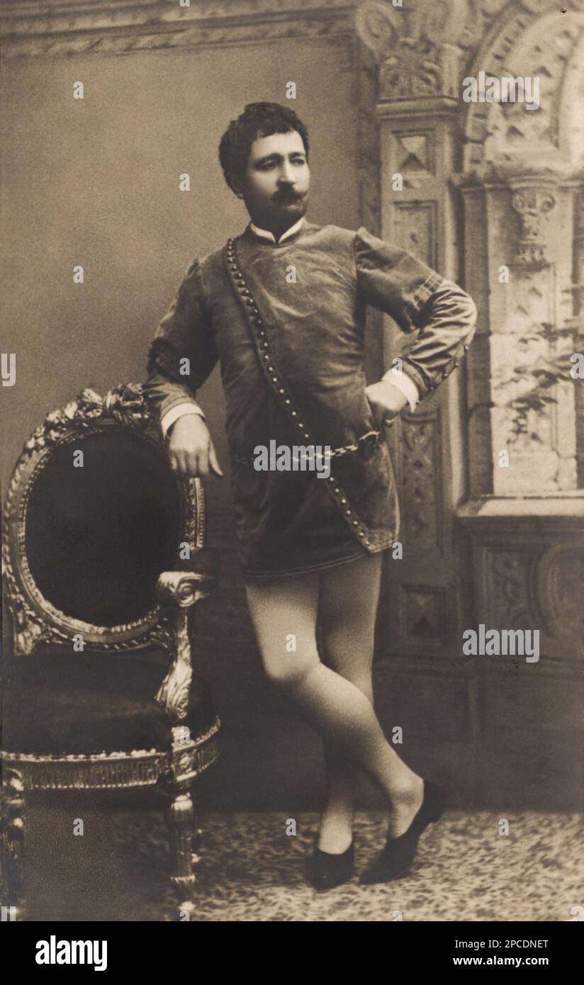 1895 CA, RUSSIE : le célèbre tenore italien ANGELO MASINI ( 1844 - 1926 ) comme dans il TROVATORE par Giuseppe Verdi . - MUSIQUE - CLASSIQUE - MUSICA CLASSICA - LIRICA - OPÉRA - cantante lirico - portrait - ritrato - COMPOSIORE - OPERA LIRICA - MUSICISTA - barbe - barba - velours - calzamaglia -- ARCHIVIO GBB Banque D'Images