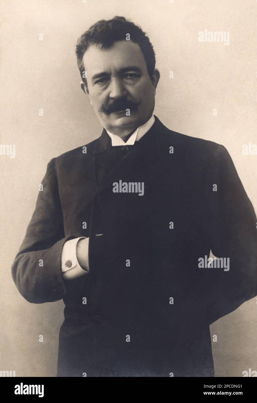 1905 CA, RUSSIE : le célèbre dogme italien ANGELO MASINI ( 1844 - 1926 ). - MUSIQUE - CLASSIQUE - MUSICA CLASSICA - LIRICA - OPÉRA - cantante lirico - portrait - ritrato - COMPOSIORE - OPERA LIRICA - MUSICISTA - bachili - moustache - collier - coletto --- ARCHIVIO GBB Banque D'Images