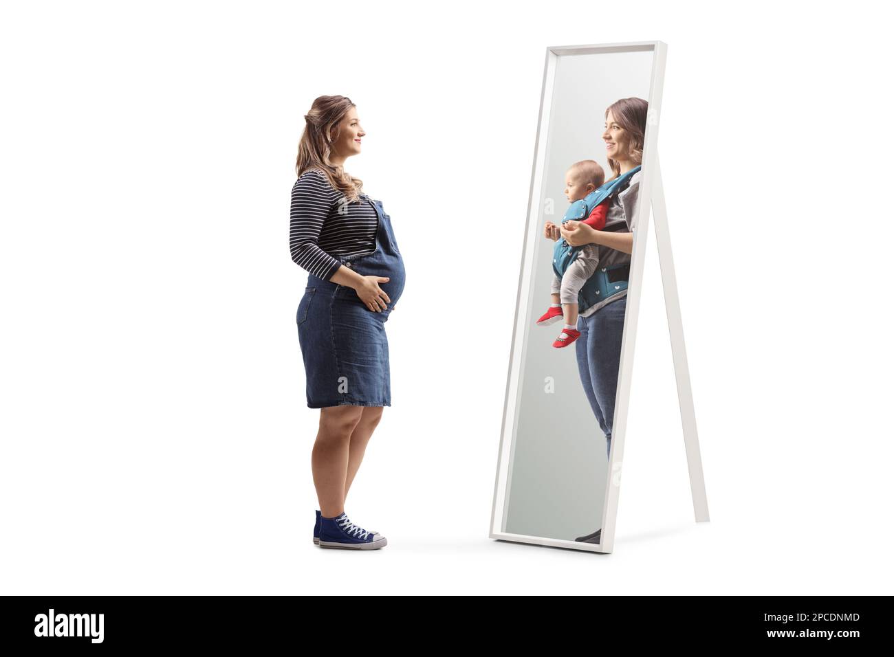 Photo de profil pleine longueur d'une mère tenant un bébé isolé sur fond blanc Banque D'Images