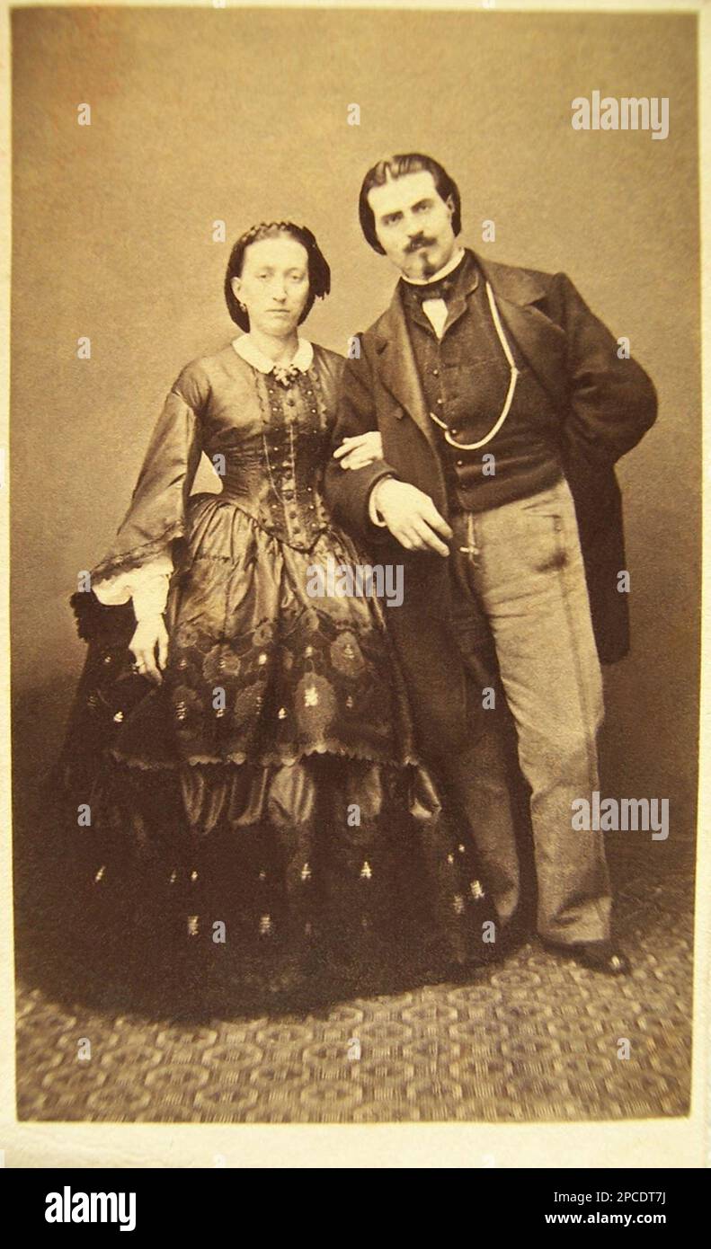 1870 CA , Milan , ITALIE : le politicien italien GAETANO NEGRI ( 1838 - 1902 ) avec sa femme . Il était sénateur du Royaume d'Italie . Homme politique, historien et géologue , a été maire ( Sindaco ) de Milan de 1884 à 1889 . - POLITICO - POLITICA - POLITIQUE - UNITA' d'Italia - Risorgimento - foto storiche - foto storica - portrait - ritratto - chicanes - moustache - collier - Colletto - Garibaldi - Colonnello - Borboni - noeud papillon - papillo - cravatta - MODE - MODA - OTTOCENTO - '800 - raso - satin --- Archivio GBB Banque D'Images
