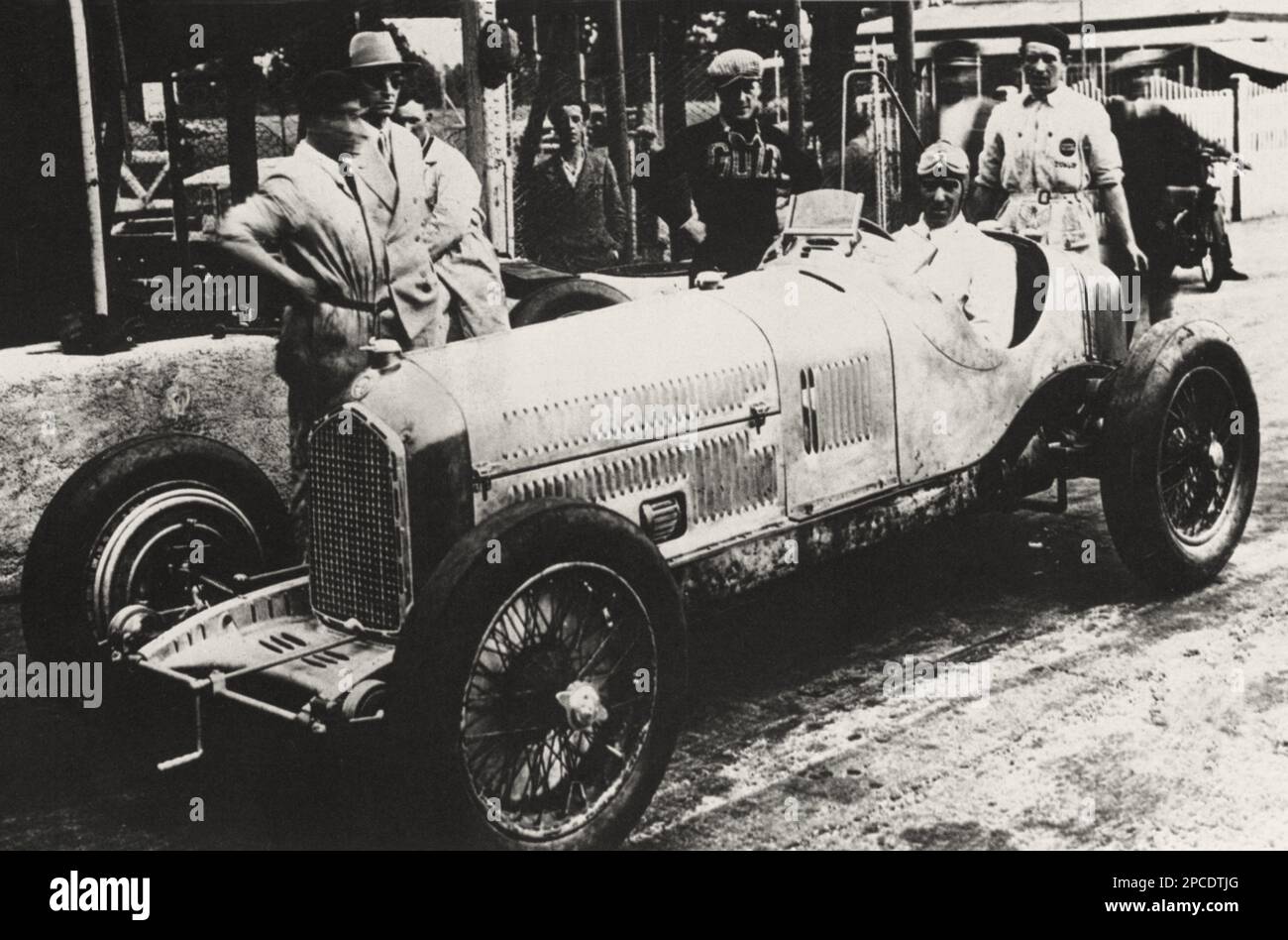 1933, ITALIE : COURSE automobile MILLE MIGLIA , le gagnant TAZIO NUVOLARI ( 1892 - 1953 ) sur P3 ALFA ROMEO . Photo par Villa , Monza - SPORT - AUTOMOBILISMO - gara autobilistica - AUTOMOBILE - corsa - AUTO - VOITURE - PHOTO D'HISTOIRE - FOTO STORICA STORICHE - MilleMiglia - automoilismo - automobile - chapeau - cappello --- Archivio GBB Banque D'Images