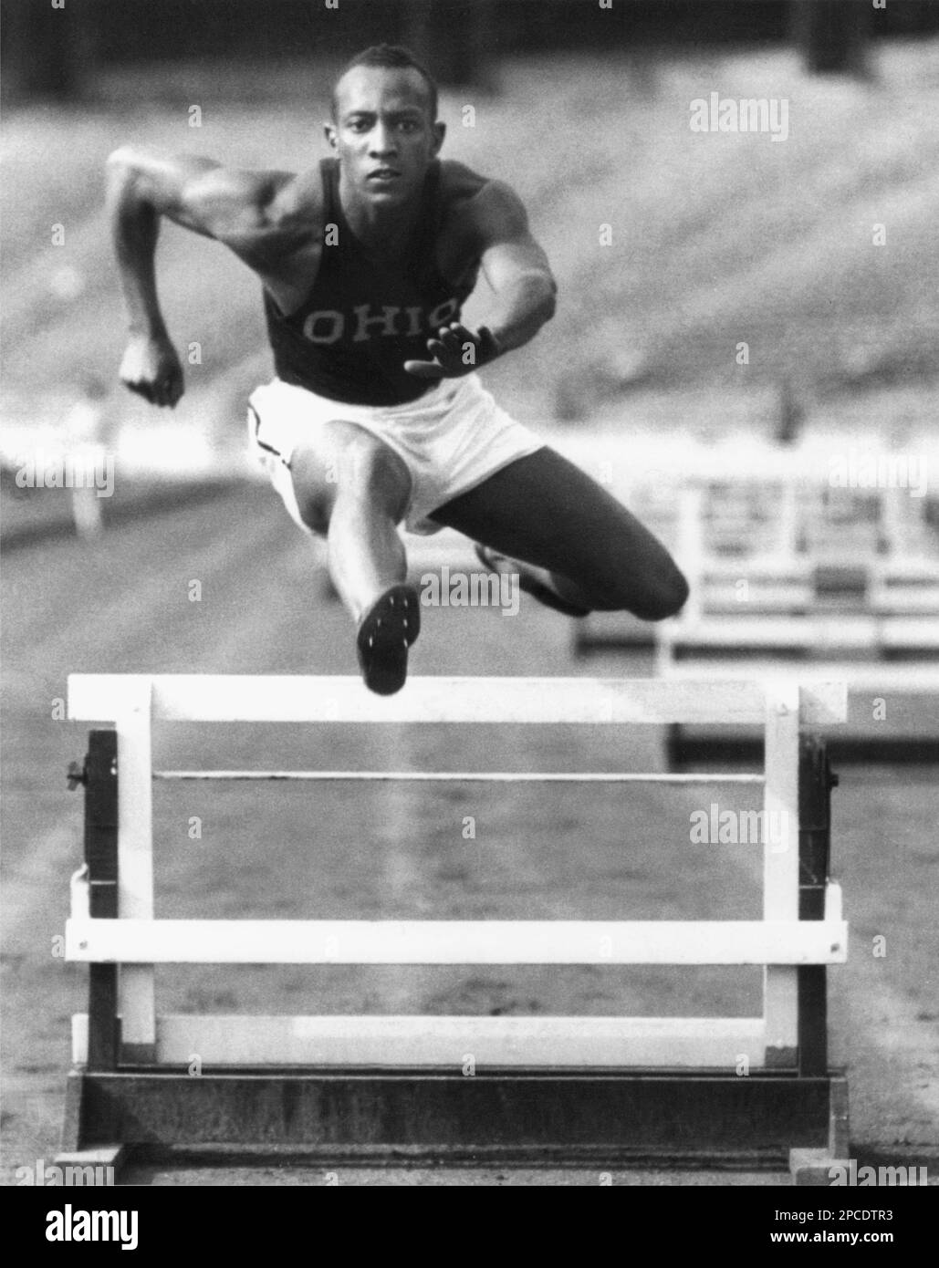1936 CA , USA : le coureur noir James Cleveland JESSE OWENS ( 1913 - 1980 ) avec le maillot de L'ÉTAT DE L'OHIO. Était un athlète afro-américain sur piste et terrain. Il a participé aux Jeux olympiques d'été de 1936 à Berlin, en Allemagne, où il a gagné la renommée internationale en remportant quatre médailles d'or. - OLIMPIADE - OLIMPIADI di BERLINO - OLYMPIA - FOTO STORICHE - HISTOIRE - portrait - ritrato - SPORT - ATLETA DI COORE - athlet - ATLETICA - salto ad ostacoli - corsa --- Archivio GBB Banque D'Images