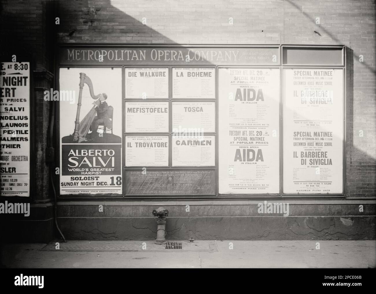 1914 CA , décembre , New York , Etats-Unis : le virtuose du harpiste italien ALBERTO SALVI ( 1893 - 1983 ), décrit comme ' le plus grand harpiste du monde ', affiche des concerts de la publicité à LA METROPOLITAN OPERA COMPANY par le directeur italien GIULIO GATTI CASAZZA . En même temps, vous trouverez les annonces de spectacle de l'opéra italien baritono AURELIANO PERTILE , FRANCESCA PERALTA, GIUSEPPE DE LUCA , Alice Gentle , Queena Mario , GIOVANNI MARTINELLI , BENIAMINO GIGLI et GERALDINE FARRAR dans CARMEN par Bizet , il TROVATORE par Giuseppe Verdi , IL BARBIERE DI SIVIGLIA par Rossini , AIDA par Giuseppe Verdi , LA BOHÈME par Giacomo Banque D'Images