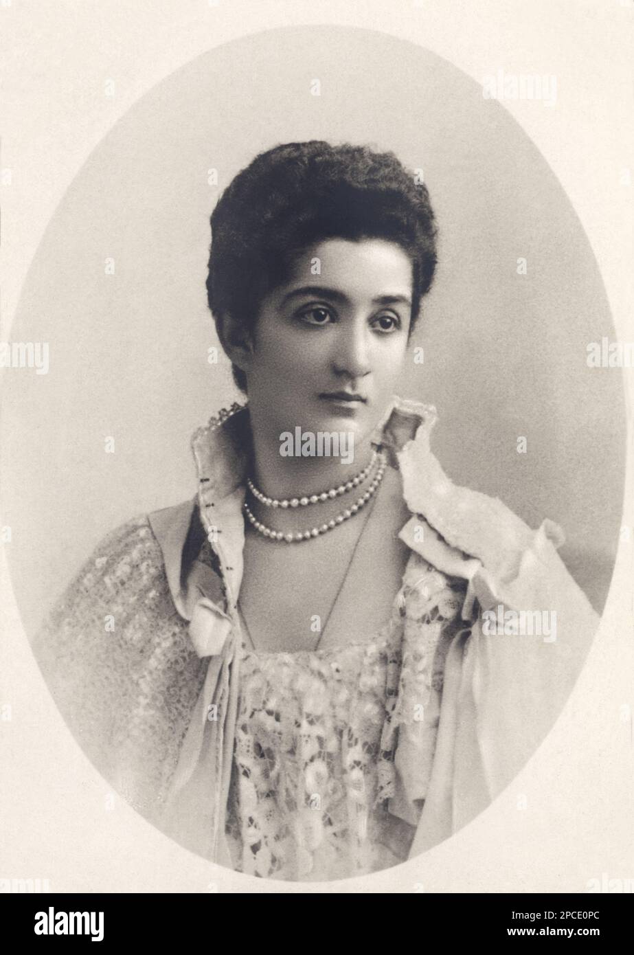 1900 environ , ITALIE : la Reine d'Italie ELENA ( Hélène du Monténégro , 1873 - 1952 ) En portrait officiel - CASA SAVOIA - ITALIA - REALI - Nobiltà ITALIANA - NOBLESSE - ROYALTIES - HISTOIRE - FOTO STORICHE - gioiello - gioielli - bijoux - joaillerie - collier de perles - encolure - decolleté - pizzo - dentelle - BELLE EPOQUE - mignon ---- Archivio GBB Banque D'Images