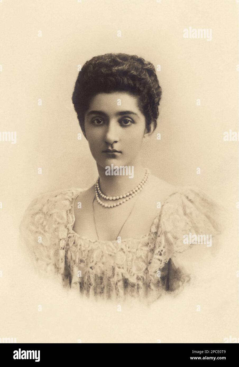1900 environ , ITALIE : la Reine d'Italie ELENA ( Hélène du Monténégro , 1873 - 1952 ) En portrait officiel - CASA SAVOIA - ITALIA - REALI - Nobiltà ITALIANA - NOBLESSE - ROYALTIES - HISTOIRE - FOTO STORICHE - gioiello - gioielli - bijoux - joaillerie - collier de perles - encolure - decolleté - pizzo - dentelle - BELLE EPOQUE - mignon ---- Archivio GBB Banque D'Images