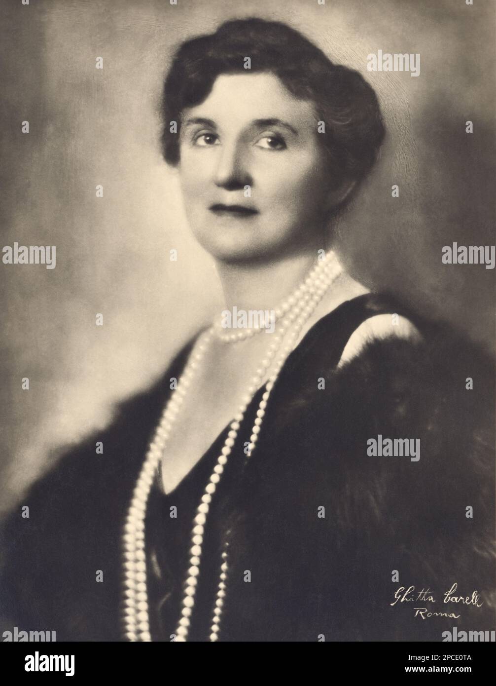 1930 environ , ITALIE : la Reine d'Italie ELENA ( Hélène du Monténégro , 1873 - 1952 ) dans le portrait officiel de Ghitta Carrell , Roma - CASA SAVOIA - ITALIA - REALI - Nobiltà ITALIANA - NOBLESSE - ROYALTIES - HISTOIRE - FOTO STORICHE - gioiello - gioielli - bijoux - joaillerie - collana di perle - collier de perles - encolure - decollete' - fourrure - Archiliccia ----- pellivio GBB Banque D'Images