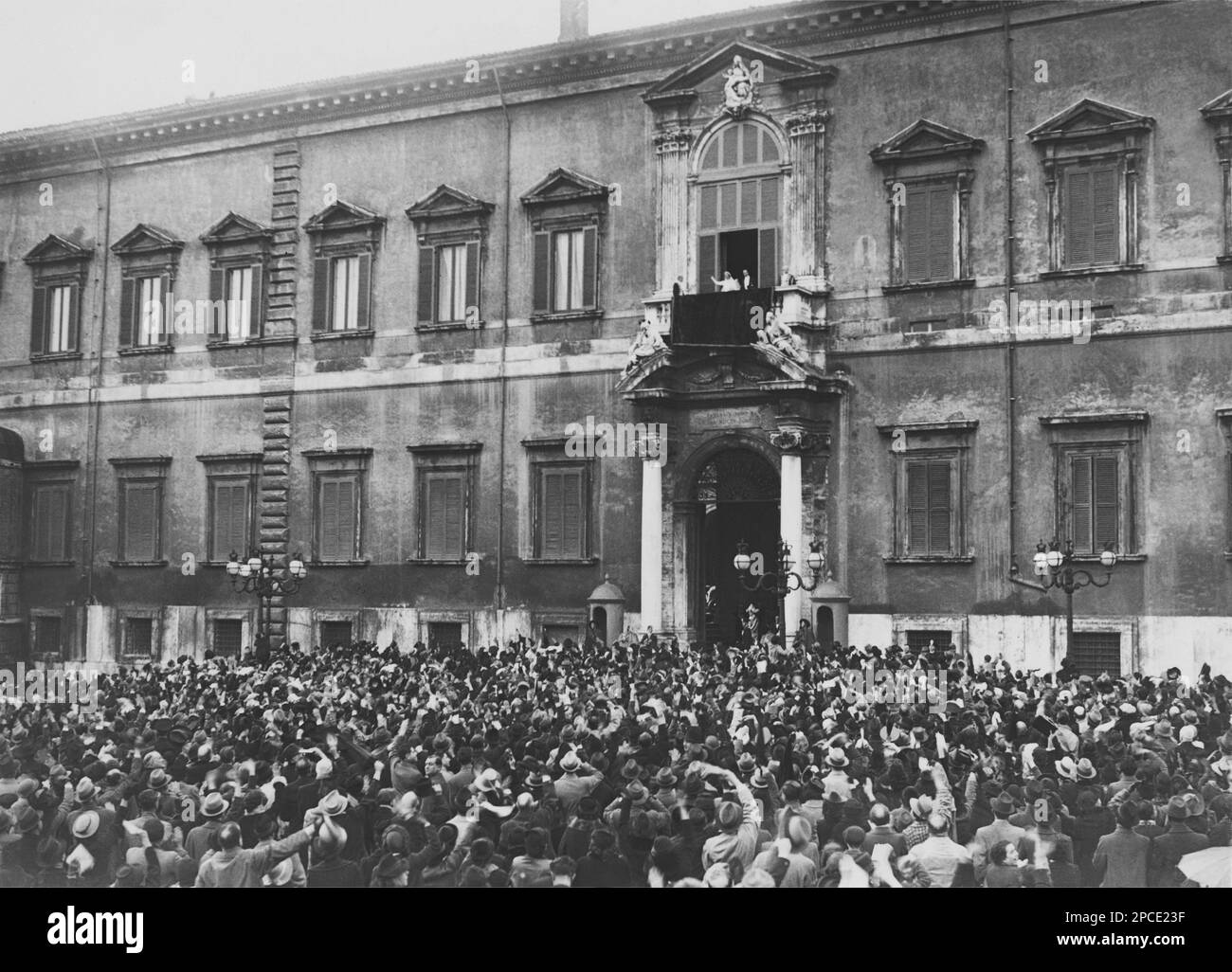 1939 , 23 janvier, Roma , ITALIE: La princesse royale italienne de MARIA di SAVOIA ( Maria Francesca Anna Romana di Savoia - 1914 - 2001 ), fille du roi d'Italie VITTORIO EMANUELE III et de la reine ELENA ( Helene of Montenegro ). Elle s'est mariée à Rome, PALAZZO DEL QUIRINALE , le 23 janvier 1939 au prince Luigi Carlo de Bourbon-Parme ( 1899 - 1967 ), fils du prince Roberto I di Borbone-Parma Duca di Parma ( 1848 - 1907 ) et de la princesse royale Maria Antonia di Braganza du Portugal ( 1862 - 1959 )- BRAGANCE - ITALIA - LUDWIG CARL - KARL - BORBONE PARME - BORBONE-PARME - SAVOIA - CASA SAVOIA - REALI Banque D'Images