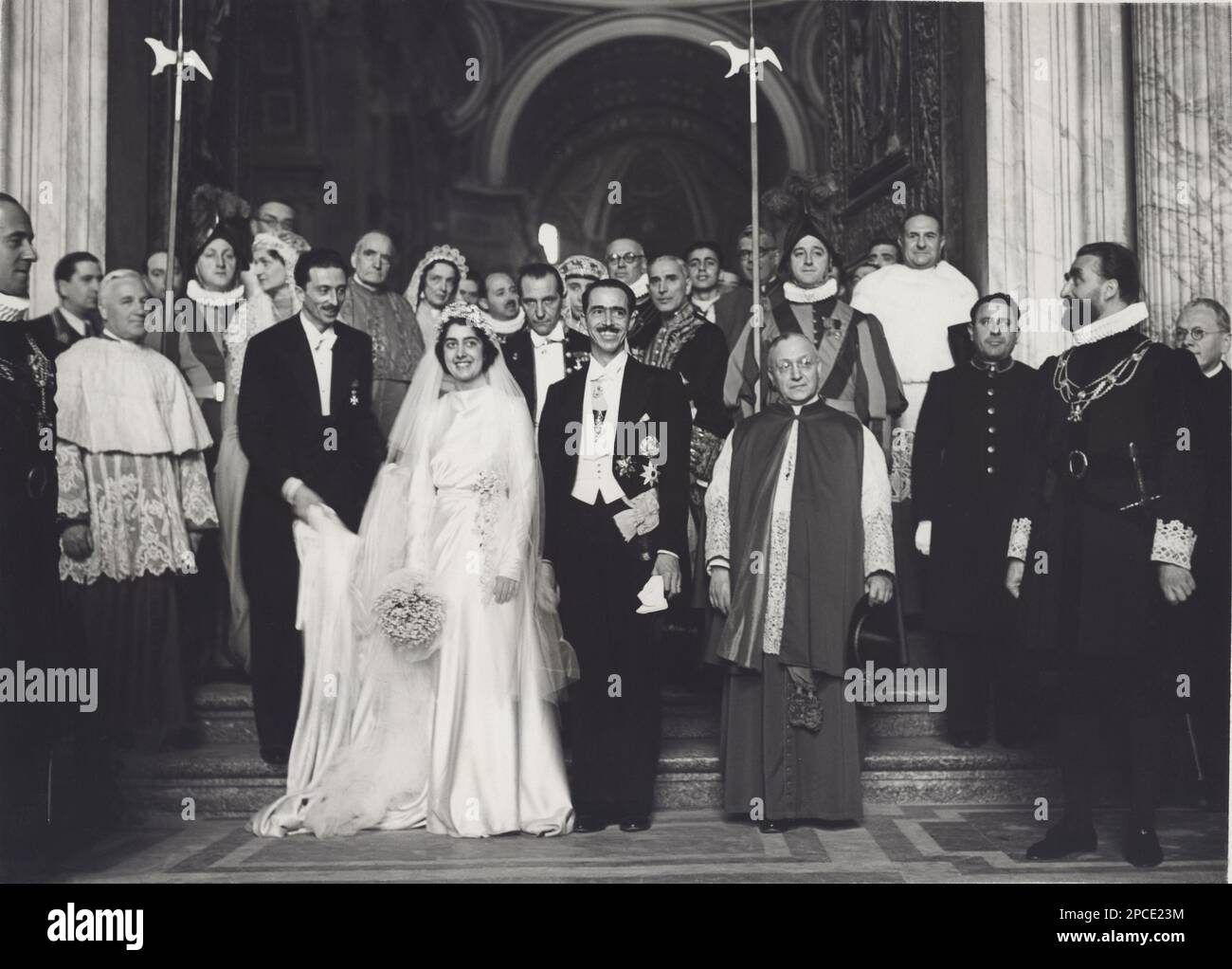 1939 , 23 janvier, Città del Vaticano , ITALIE: La princesse royale italienne de MARIA di SAVOIA ( Maria Francesca Anna Romana di Savoia - 1914 - 2001 ), fille du roi d'Italie VITTORIO EMANUELE III et de la reine ELENA ( Helene du Monténégro ). Elle s'est mariée à Rome le 23 janvier 1939 au prince Luigi Carlo de Bourbon-Parme ( 1899 - 1967 ), fils du prince Roberto I di Borbone-Parme Duca di Parma ( 1848 - 1907 ) et à la princesse royale Maria Antonia di Braganza du Portugal ( 1862 - 1959 ). Dans cette photo, après la cérémonie de mariage au Palazzo del Quirinale , le couple royal visitant le Pape à San Pietro Banque D'Images