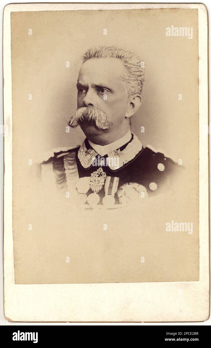 1900 CA , Milan , Italie : le portrait officiel du futur roi d'Italie UMBERTO I di SAVOIA ( 1844 - 1900 ). Photo de MONTABONE , Milan - SAVOIE - nobili italiani - Nobiltà - reali - royalties - noblesse italienne - Foto storica - histoire - bachigi - moustache - collier - colletto - médailles - medaglie - medaglia - uniforme divisa militare - Belle Epoque - Italie - ITALIA - CASA SAVOIA - REALI - Nobiltà ITALIANA - SAVOIE - NOBLESSE - ROYALTIES - HISTOIRE - FOTO STORICHE - royalties - nobili - portrait - ritratto ---- Archivio GBB Banque D'Images