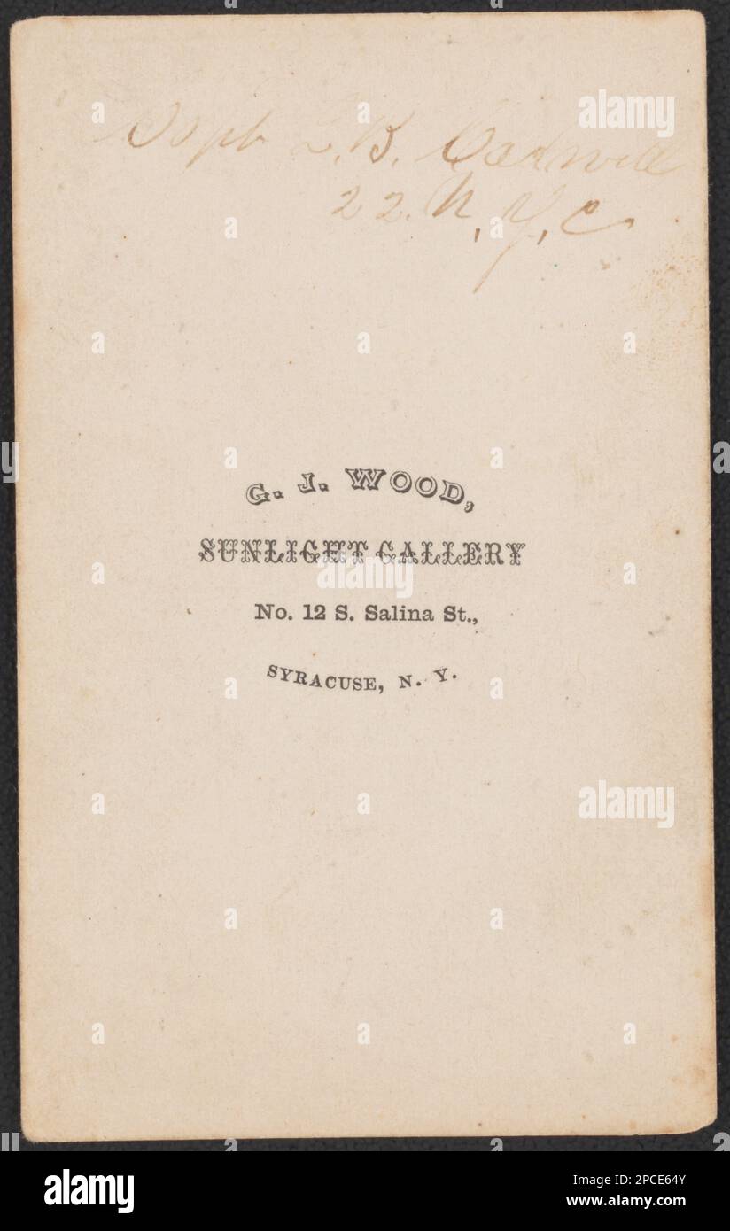 Capitaine Lucien B. Cadwell du Cosbien. F, et I, 61st New York Infantry Regiment and Co B, 22nd New York Cavalry Regiment en uniforme / G.J. Wood, Sunlight Gallery, no 12 S. Salina St., Syracuse, New York. Collection de photos de la guerre civile de la famille Liljenquist , pp/papier liljpaper. Cadwell, Lucian B, 1839-1909, États-Unis, Army, New York Infantry Regiment, 22nd (1861-1863), People, États-Unis, Army, New York Infantry Regiment, 61st, People, Soldiers, Union, 1860-1870, uniformes militaires, Union, 1860-1870, États-Unis, Histoire, Guerre civile, 1861-1865, personnel militaire, Union. Banque D'Images