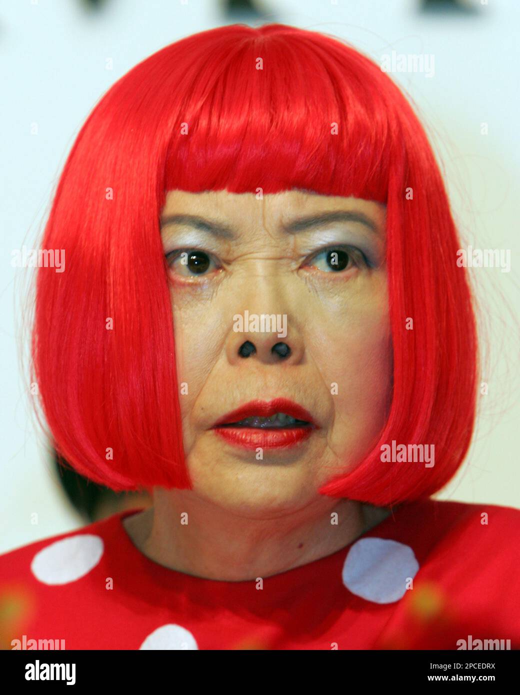 Japanese painter Yayoi Kusama speaks to reporters at a press conference in Tokyo Tuesday, Oct. 17, 2006. Kusama is one of five winners of "Praemium Imperiale" Prince Takamatsu Memorial World Culture AwardGiven annually by the Japan Art Association in fields not covered by the Nobel Prizes, the awards carry cash prizes of $131,000 (euro102,898). (AP Photo/Shizuo Kambayashi) Banque D'Images