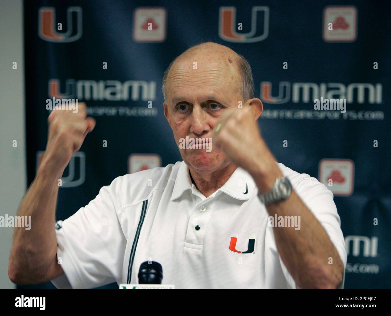 Miami head coach Larry Coker faces reporters Sunday, Oct. 15, 2006, in Coral Gables, Fla. Coker said that at least eight Hurricane players will be suspended for their role in a sideline-clearing brawl against Florida International during a game Saturday. (AP Photo/Wilfredo Lee) Banque D'Images