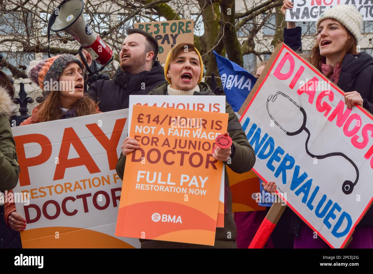 Londres, Royaume-Uni. 13th mars 2023. Les jeunes médecins tiennent des écriteaux exigeant un salaire équitable pendant la démonstration. Les médecins juniors se sont rassemblés au piquet de la BMA (British Medical Association) devant l'hôpital St Thomas pour commencer leur grève de 72 heures exigeant une restauration complète des salaires. (Photo de Vuk Valcic/SOPA Images/Sipa USA) crédit: SIPA USA/Alay Live News Banque D'Images