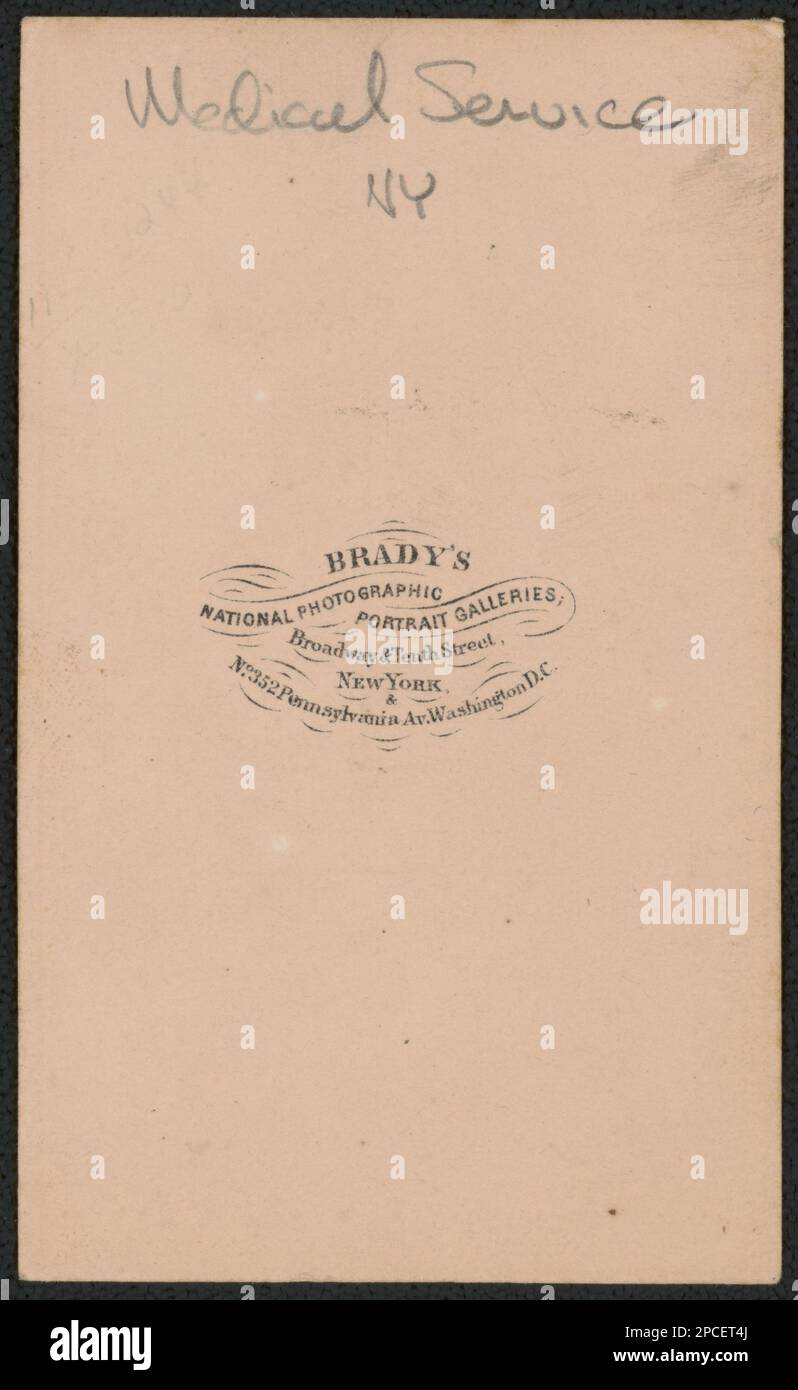 Soldat non identifié du service médical de l'Union en uniforme avec une épée médicale / Brady, Washington ; Brady's National Photographic Portrait Galleries, Broadway & Tenth Street, New York & No. 352 Pennsylvania Av., Washington, D.C. Collection de photos de la guerre civile de la famille Liljenquist , pp/papier liljpaper. Etats-Unis, Armée, peuple, 1860-1870, soldats, Union, 1860-1870, uniformes militaires, Union, 1860-1870, Daggers & Swords, 1860-1870, personnel de santé, 1860-1870, États-Unis, Histoire, Guerre civile, 1861-1865, personnel militaire, Union, États-Unis, Histoire, Guerre civile, 1861-1865, aspect médical Banque D'Images