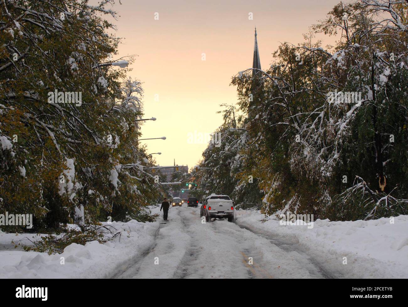A pedestrian make his way in Buffalo, N.Y., on Friday, Oct. 13, 2006, after a heavy snow storm. A rare early October snowstorm left parts of western New York blanketed with 2 feet of snow, prompting widespread blackouts, closing schools and halting traffic. (AP Photo/Mike Groll) Banque D'Images