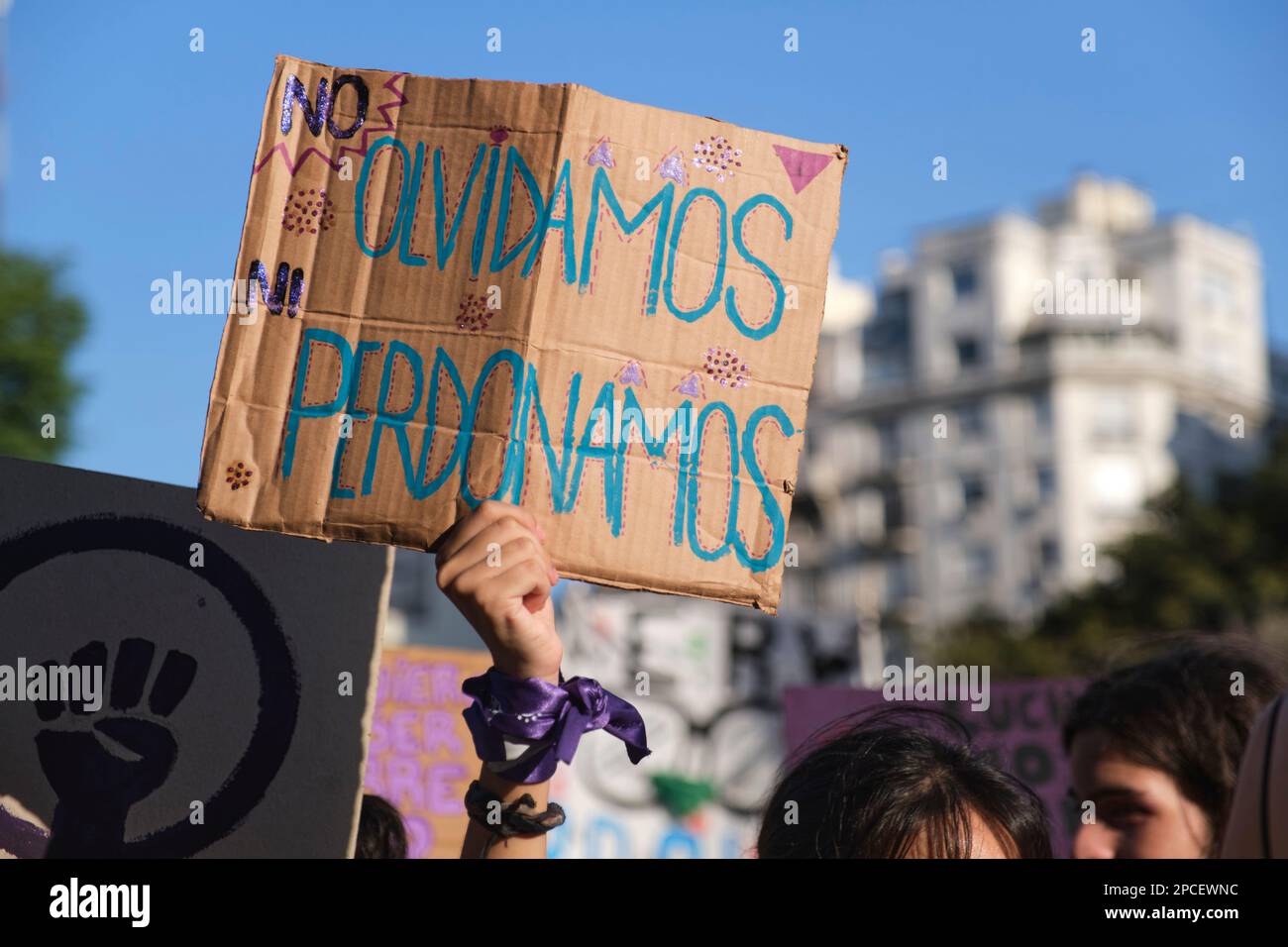 Buenos Aires, Argentine; 8 mars 2023: Journée internationale de la femme. Femme méconnaissable tenant une affiche: Nous n'oublions ni pardonner. Banque D'Images