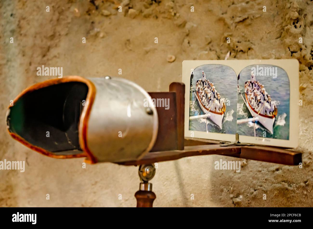 Un stéréoscope avec carte stéréo est photographié au musée GulfQuest, 3 mars 2023, à Mobile, Alabama. Les stéréoscopes ont été inventés en 1838. Banque D'Images