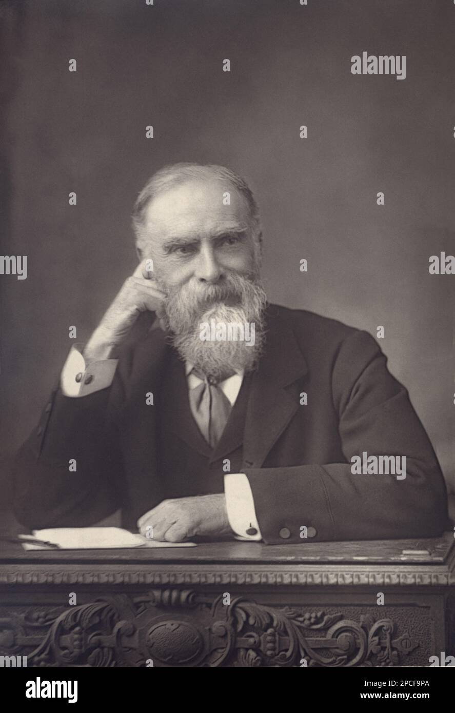 1895 CA : le politicien britannique, juriste et historien l'honorable JAMES BRYCE 1st le vicomte Bryce de Dechmont ( 1838 - 1922 ). Photo de W. & Downey , Londres - POLITICO - POLITICA - POLITIQUE - Grande-Bretagne - foto storiche - foto storica - portrait - ritratto - barbe - barba - cravate - cravatta - uomo anziano vecchio - vieil homme - bureau - scrivania - penseur - pensatore STORICO - GIURISTA - GIURISPRUDENZA - AVVOCATO - NOBILI - Nobiltà INGLESE - noblesse britannique ---- Archivio GBB Banque D'Images