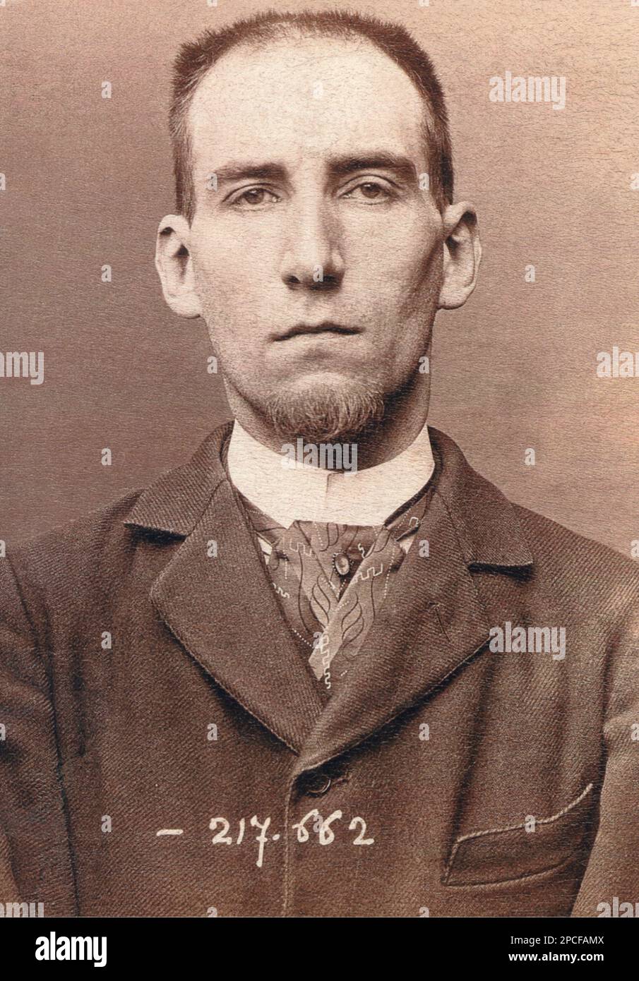 1894 , Paris , FRANCE : FELIX FENEON ( 22 juin 1861, Turin, Italie – 29 février 1944, Chatenay-Malabry ) dans un Moogshot de police . Feneon était un anarchiste parisien et critique d'art à la fin de 1800s . Il a inventé le terme « néo-impressionnisme » en 1886 pour identifier un groupe d'artistes dirigé par Georges Seurat, et les a ardemment promus. Le Prix Feneon a été créé en 1949 par son épouse sur la base des produits de la vente de sa collection d'art - LETTERATO - LITTÉRATURE - CRITICO LETTERARIO e ARTITICO - ARTE - ARTS - ARTI VISIVE - LETTERATURA - scrittore - barbe - barba - cravatta - cravate - collier - co Banque D'Images