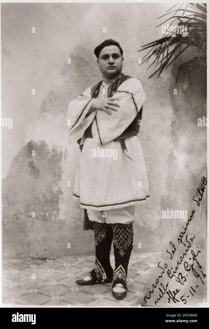 1914 , Rovigo , ITALIE : le chanteur italien d'opéra tenore BENIAMINO GIGLI ( 1890 - 1957 ) au moment du début de Rovigo à LA GIOCONDA par Amilcare Ponchielli en costume grec . Photo de la collection Opéra de Leonardo Ciampa , Italie - MUSICA CLASSICA - CLASSIQUE - MUSIQUE - portrait - ritrato - TENORE - OPERA LIRICA - TEATRO - THÉÂTRE ---- Archivio GBB Banque D'Images