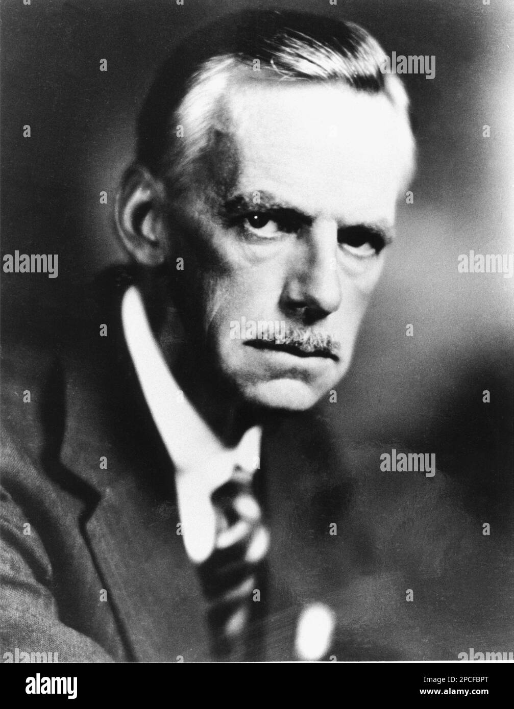 Les années 1930, Etats-Unis : l'écrivain américain EUGENE O'NEILL ( 1888 - 1953 ) - LETTERATO - SCRITTORE - LETTERATURA - Littérature - dramaturge - dramatiste - TEATRO - THÉÂTRE - commediografo - COMMEDIOGRAFO - THÉÂTRE - O' NEILL - tie - Cravatta - bachigi - moustache ---- Archivio GBB Banque D'Images