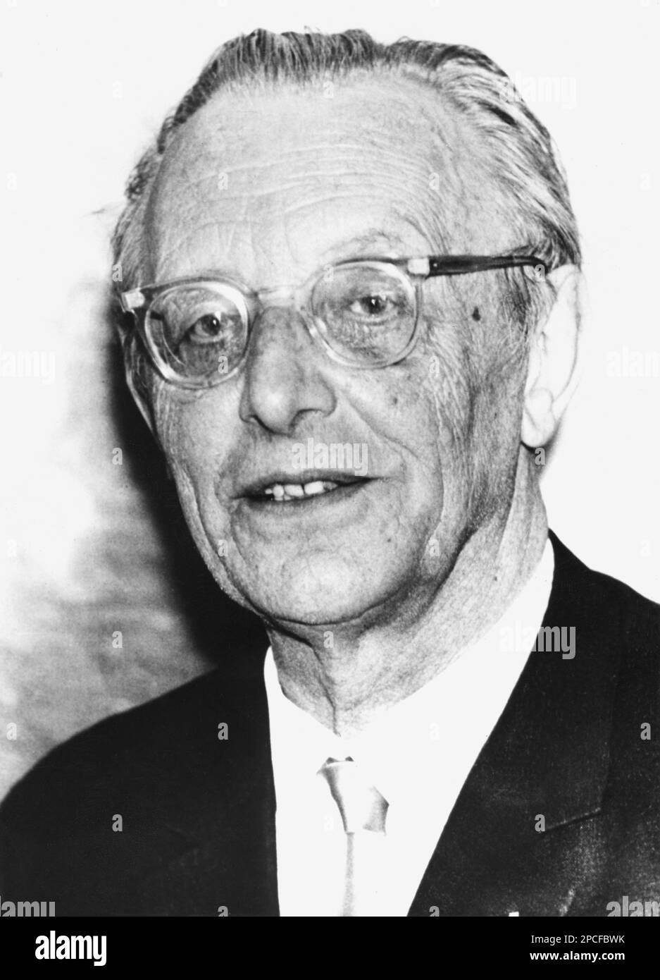 1965 CA : CARL ORFF ( 1895 - 1982 ) était un compositeur de musique allemand de 20th ans, plus connu pour son oratorio Carmina Burana (1937). En plus de sa carrière de compositeur, Orff a développé une méthode influente d'éducation musicale pour les enfants - COMPOSITORE - CLASSICA - CLASSIQUE - PORTRAIT - RITRATTO - MUSICISTA - MUSICA - CRAVATTA - TIE - LENS ---- ARCHIVIO GBB Banque D'Images