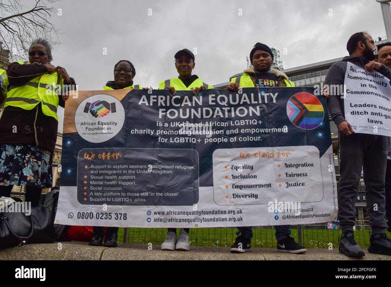 Londres, Angleterre, Royaume-Uni. 13th mars 2023. Des manifestants se sont rassemblés devant l'abbaye de Westminster pendant le Commonwealth Day Service pour protester contre les lois anti-LGBTQ dans 32 des 56 pays du Commonwealth. (Credit image: © Vuk Valcic/ZUMA Press Wire) USAGE ÉDITORIAL SEULEMENT! Non destiné À un usage commercial ! Banque D'Images