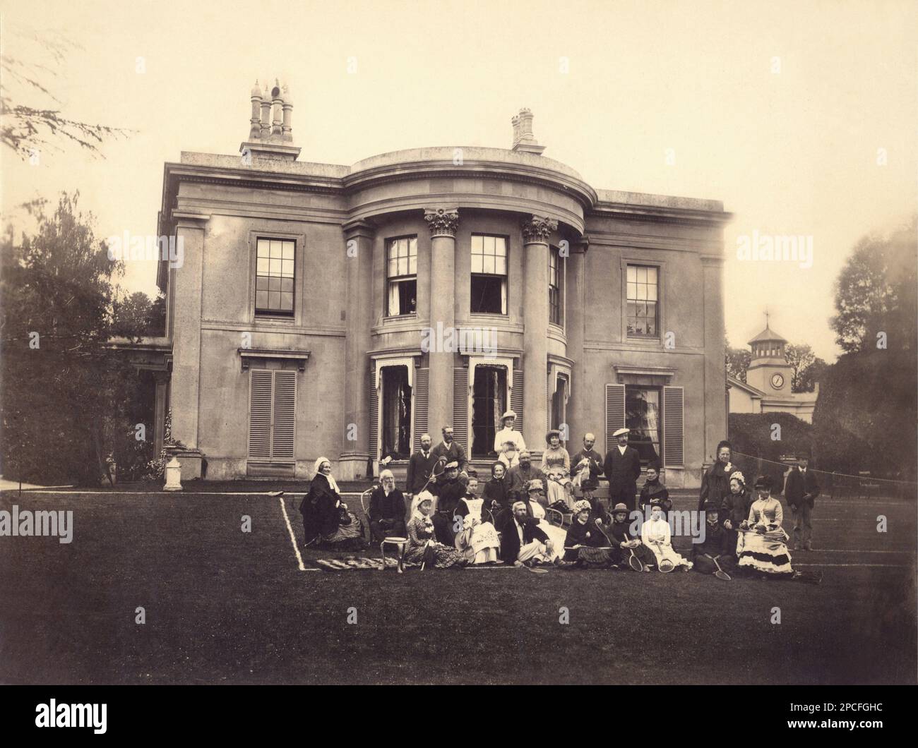 1890 CA , ANGLETERRE , GRANDE-BRETAGNE : Photo sur l'herbe après une course DE TENNIS - INGHILTERRA - GRAND BRETAGNA - prato - - GÉOGRAPHIE - GEOGRAFIA - FOTO STORICHE - HISTOIRE - HISTORIQUE - casa di campagna - maison de campagne - giardino - jardin - SPORT - ARCHITETURA - ARCHITECTURE - VICTORIANS - EPOCA VINTORIANA - OTTOCENTO - '800 - 880 - foto di gruppo - vita di campagna inglese - amici - amis ---- Archivio GBB Banque D'Images